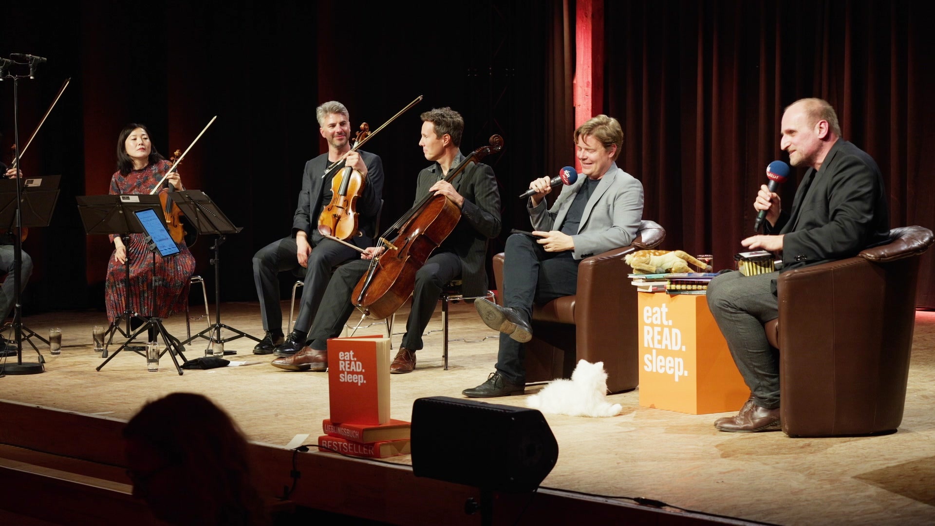 Daniel Kaiser, Jan Ehlert (v.r.) und Musikerinnen und Musiker des NDR Elbphilharmonie Orchesters auf der Bühne © Screenshot 