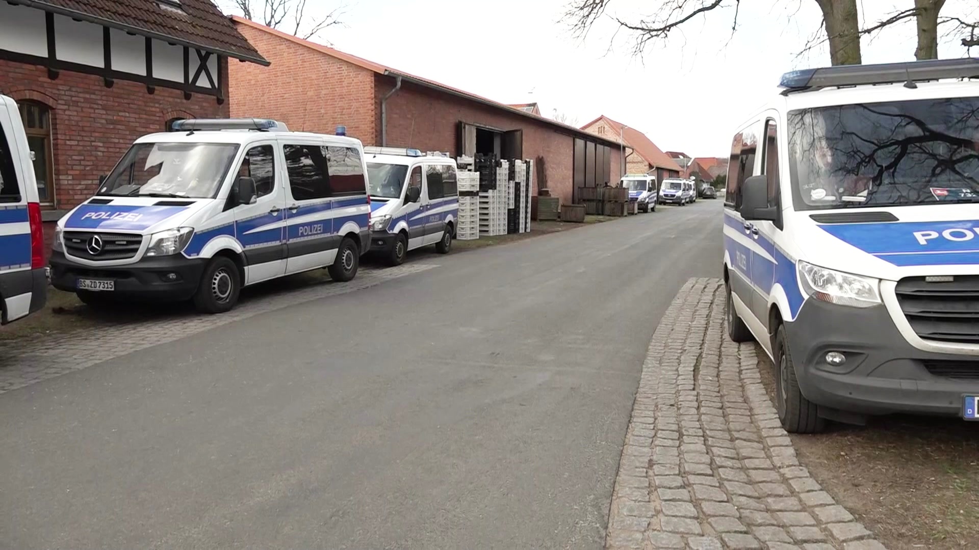 Einsatzfahrzeuge der Polizei stehen in Rietze. © NonstopNews 