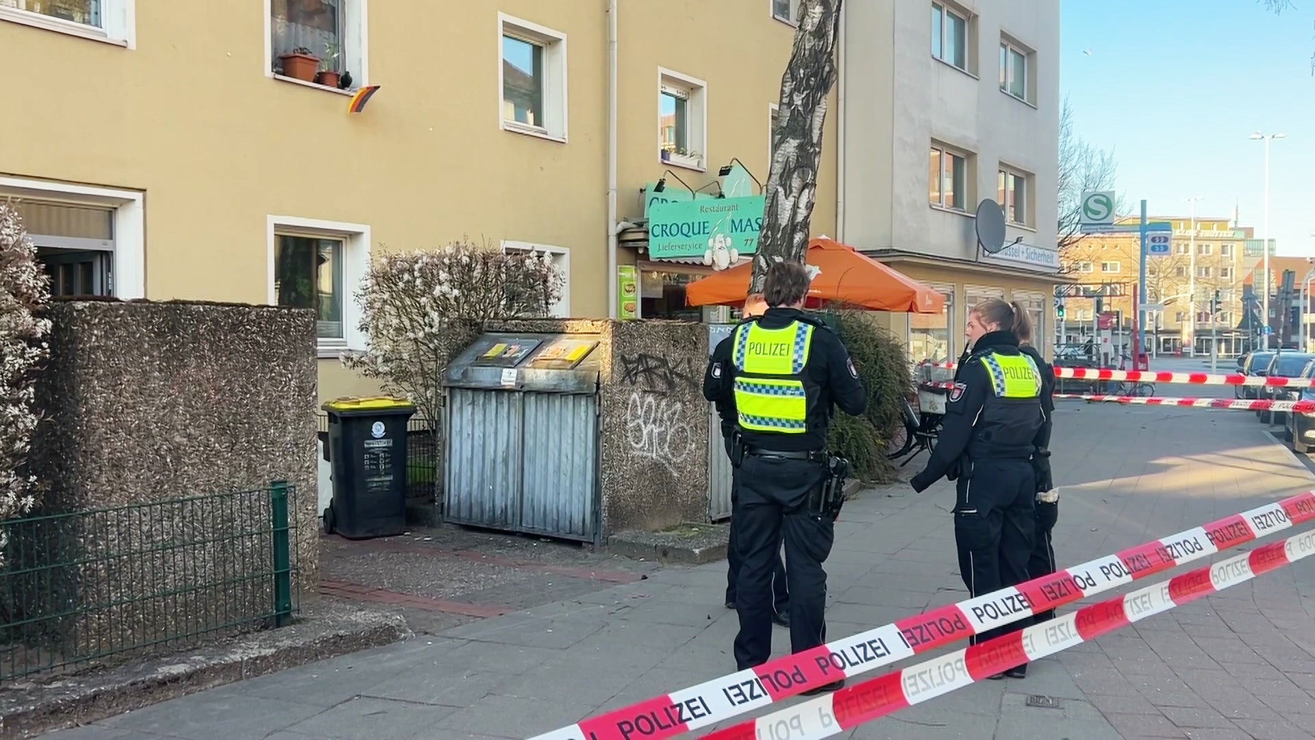 Die Hamburger Polizei ermittelt nach einem tragischen Todesfall in Eißendorf. Dort ist gestern früh eine 18-Jährige gestorben. © TV News Kontor Foto: Screenshot