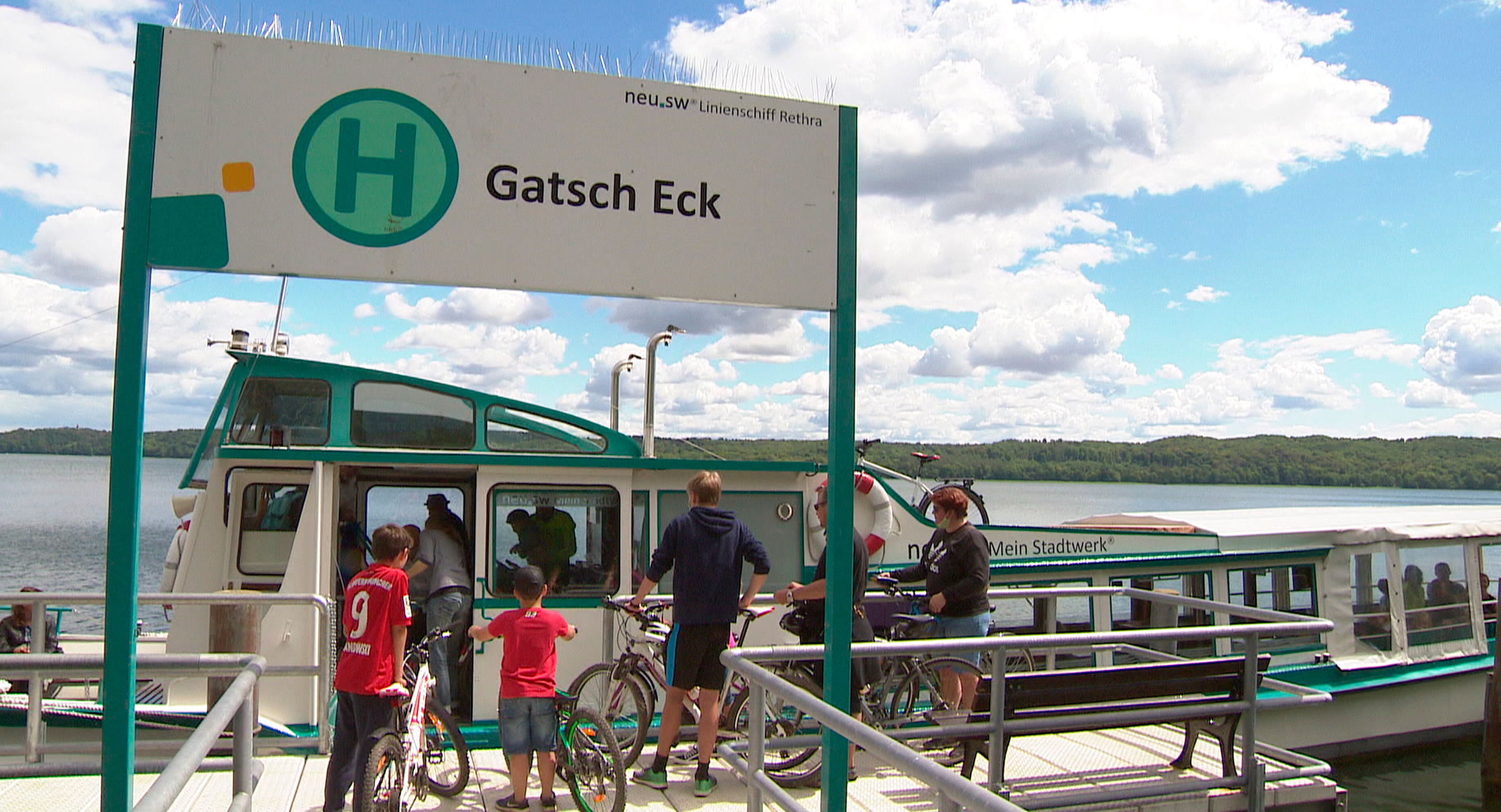 Das Linienschiff "Rethra" ist so etwas wie der Bus auf dem Tollensesee, jeden Tag zwei Touren mit mal 11 oder 13 Haltestellen. © NDR 