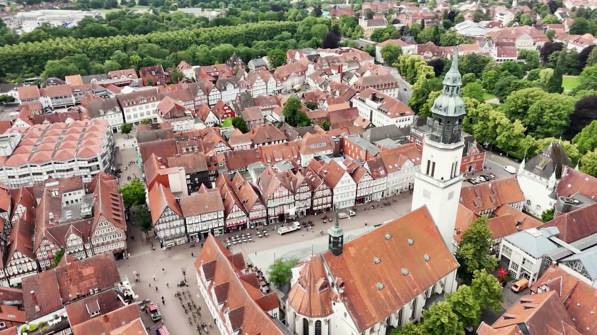 Fachwerkhäuser stehen in einer Altstadt. © Screenshot 