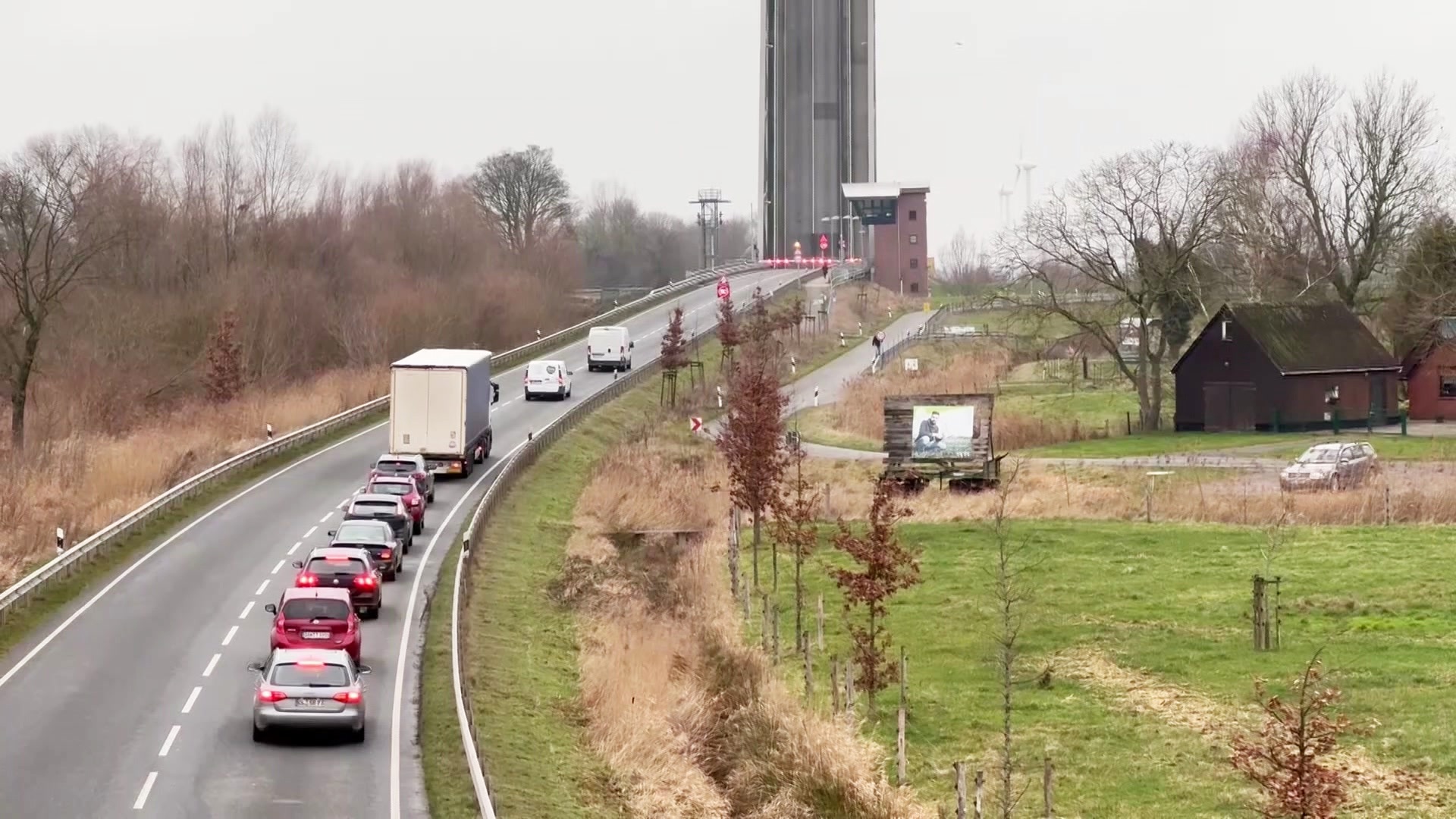 Vor der defekten Huntebrücke staut sich der Verkehr. © Screenshot 