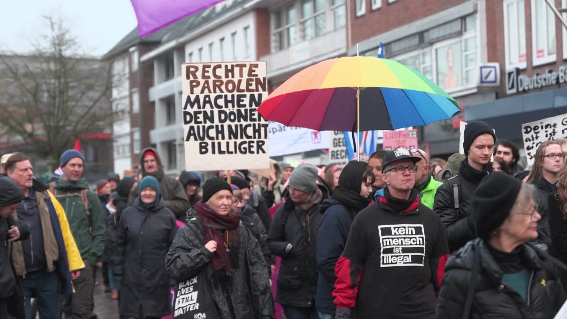 Menschen auf einer Anti-AfD Demo. © Screenshot 