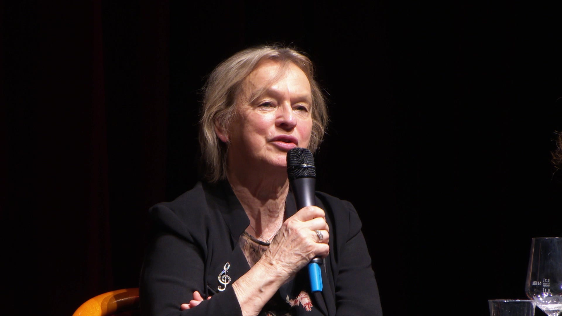Elke Heidenreich spricht in ein Mikrofon. © Screenshot 
