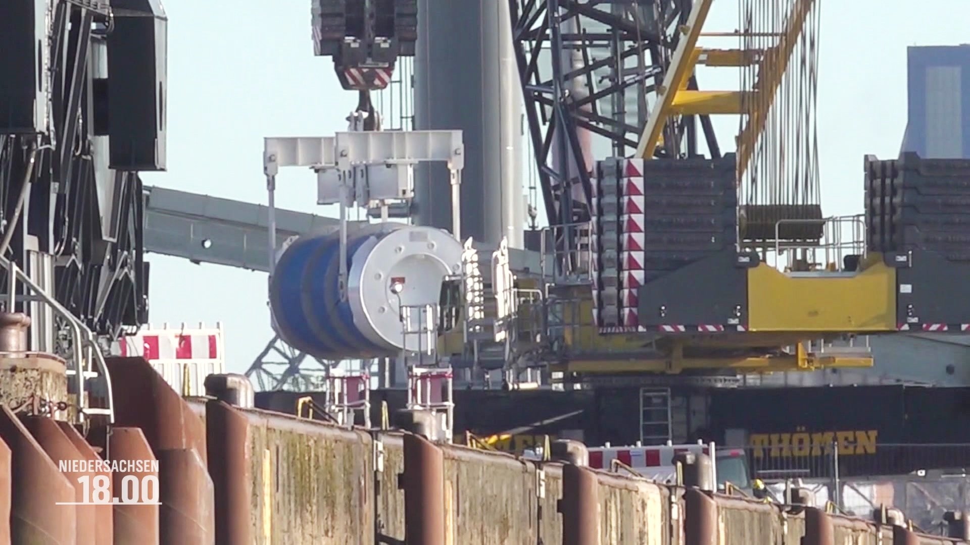 Ein Spezialcontainer wird von einem Schiff gehoben. © Screenshot 