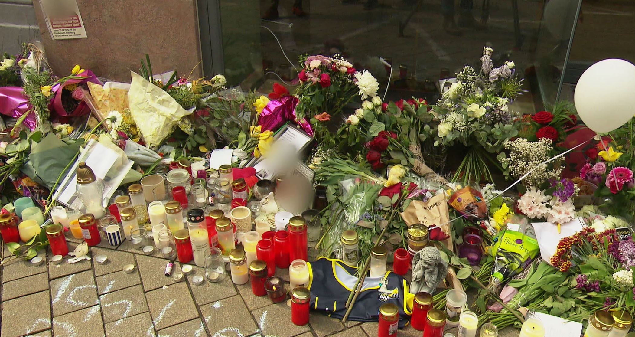 Kerzen und Blumen gedenken an das Opfer der tödlichen Polizeischüsse in Oldenburg. © Screenshot 