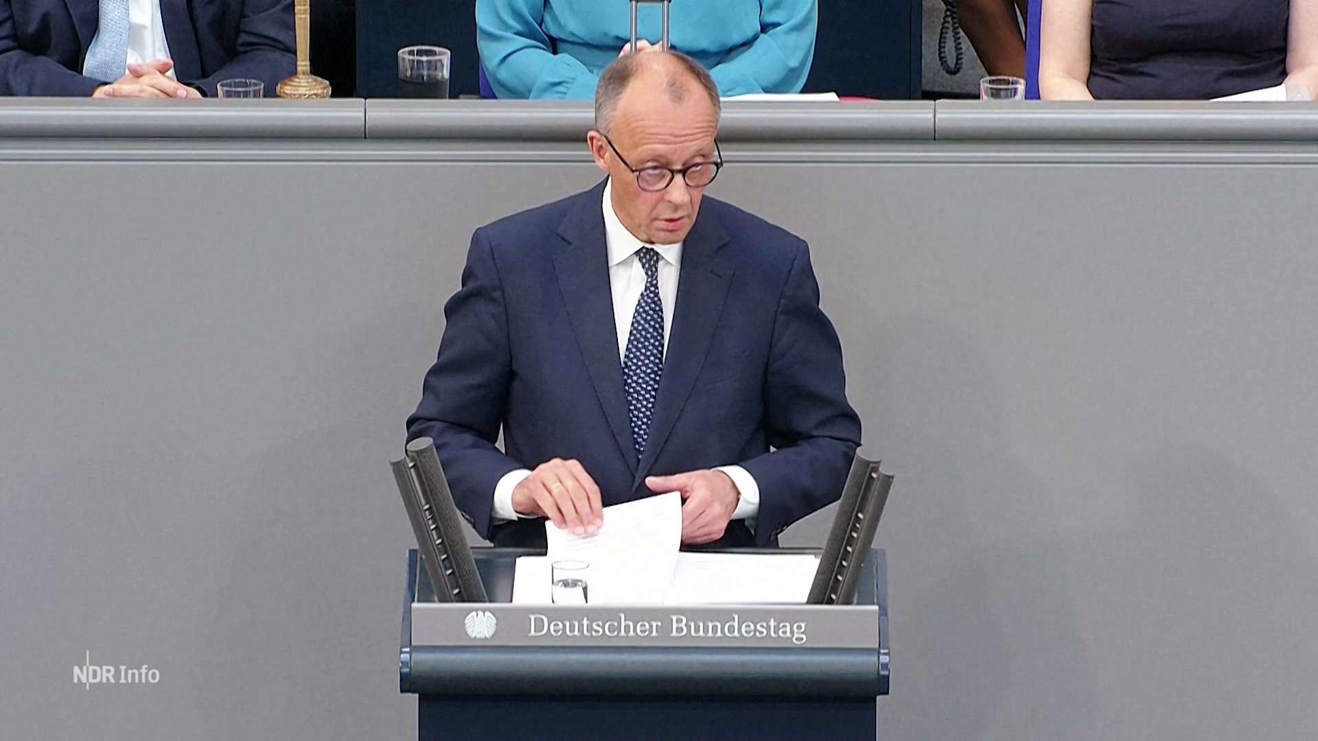 Der Bundeskanzler Friedrich Merz an einem Rednerpult. © Screenshot 