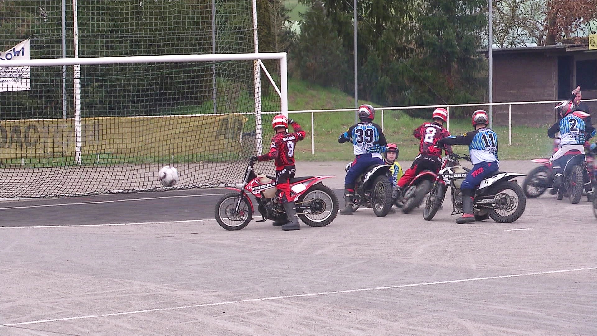 Jarmener Motoballer freuen sich über ein geschossenes Tor. © Screenshot 