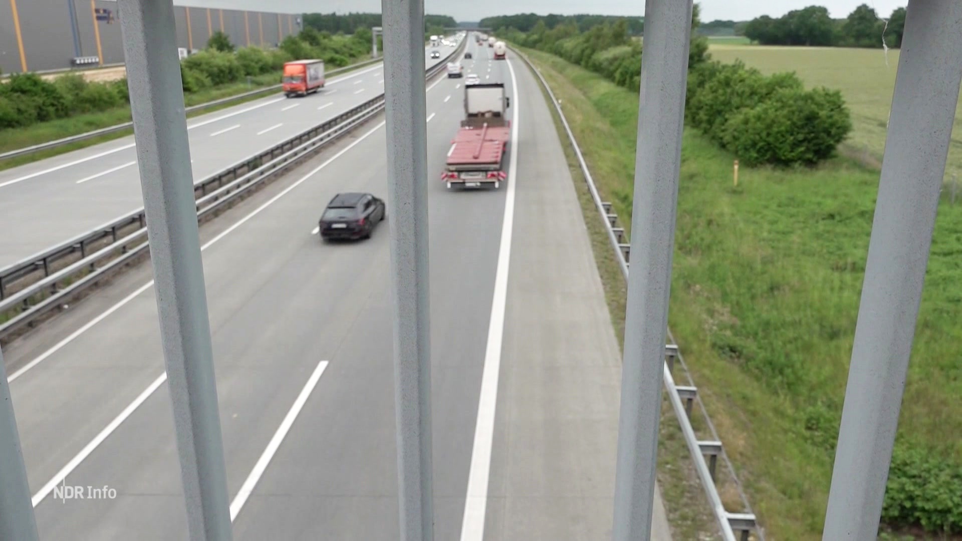 Blick von einer Autobahnbrücke auf die Fahrbahn © Screenshot 