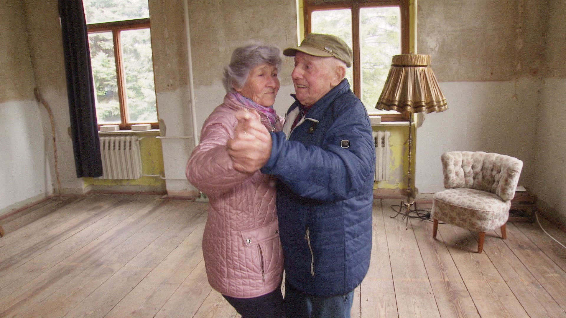 Das Ehepaar Raabe im Schloss in Rossin, wo Eckehard Raabe als Kind nach der Flucht mit seiner Familie unterkam. © Screenshot 