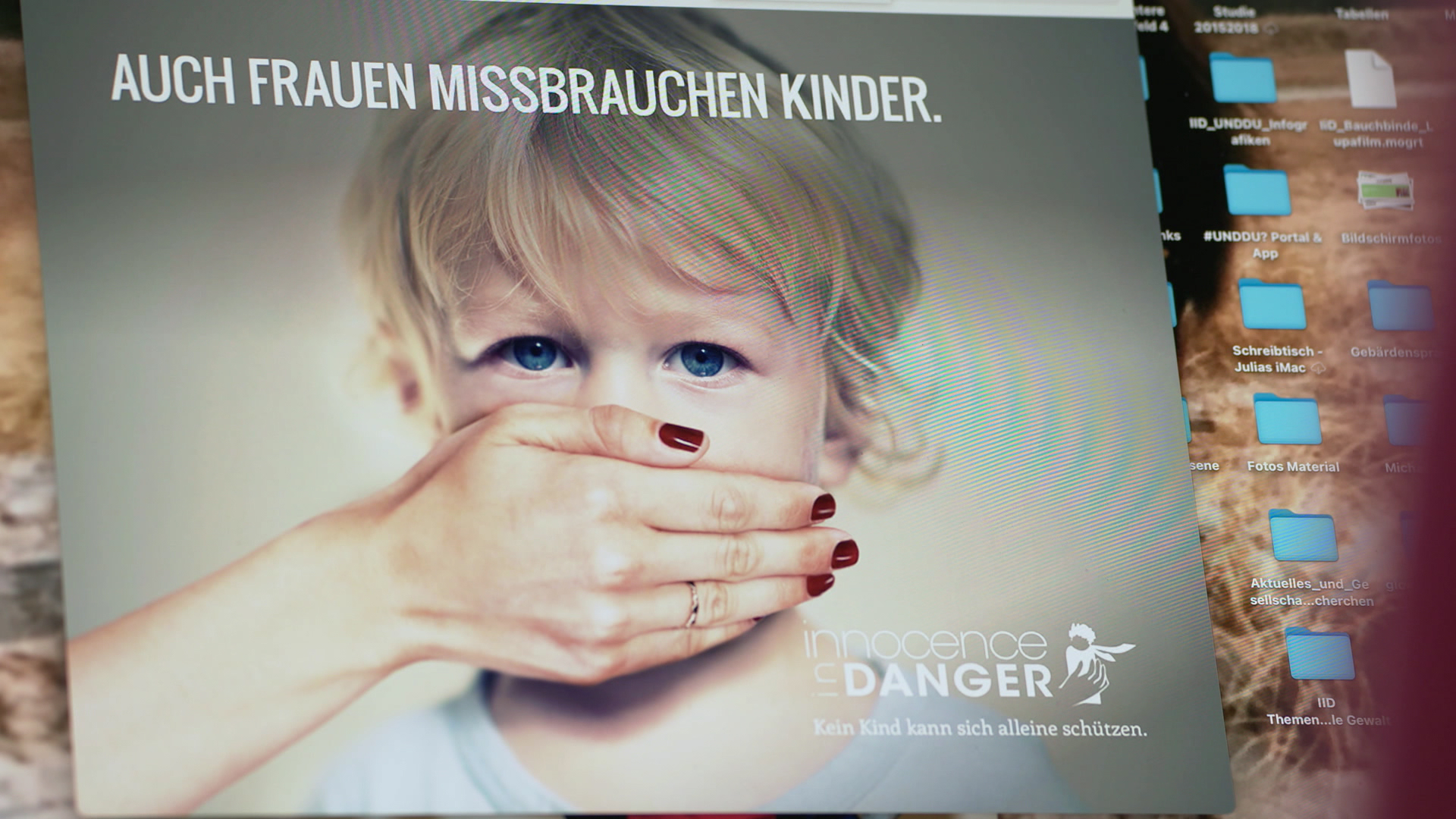 Ein Kampagnenbild auf einem Rechner von Innocence in Danger: "Auch Frauen missbrauchen Kinder". © NDR 