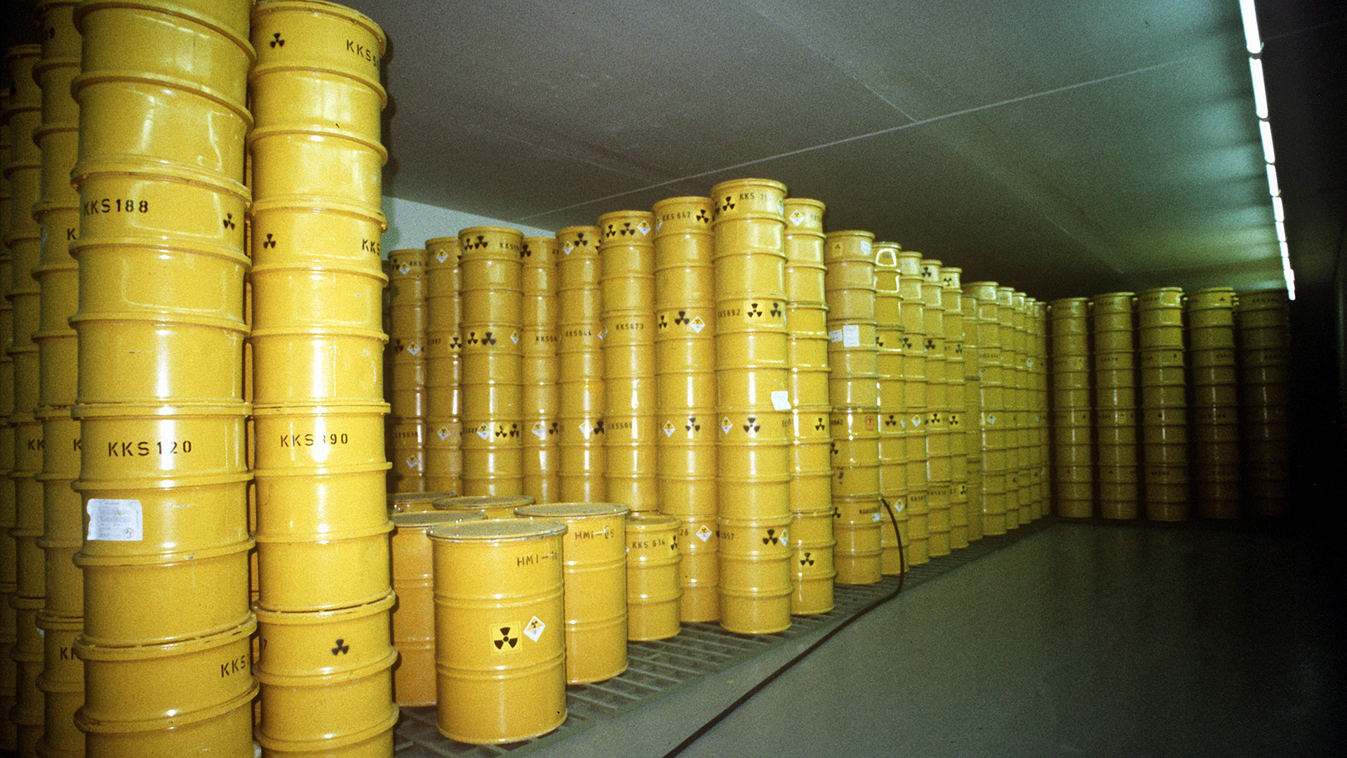Blick in eine Lagerkammer des unterirdischen, atomaren Zwischenlagers in Gorleben im Mai 1988. In den gelben Fässern wird schwach radioaktiver Abfall aufbewahrt. © picture-alliance / dpa Foto: Carsten Rehder