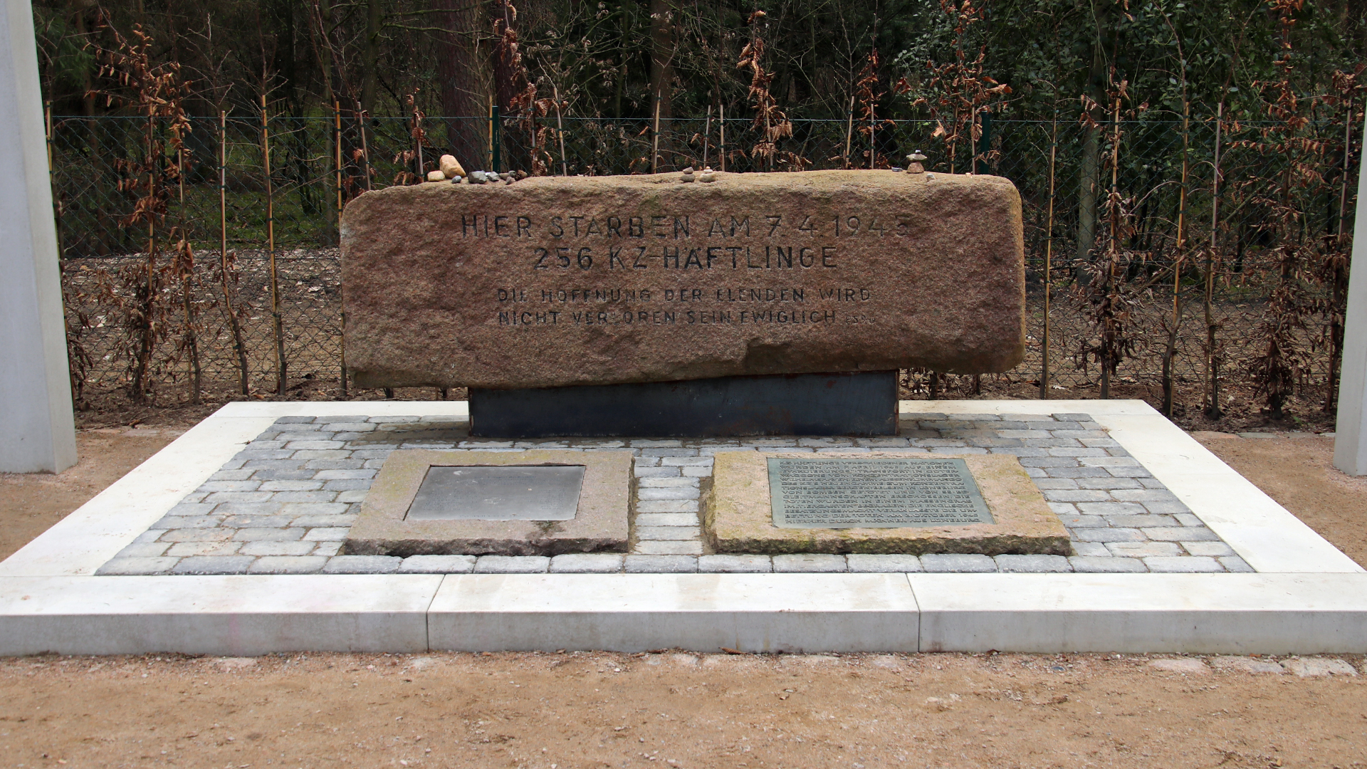 Gedenkstein auf dem Ehrenfriedhof am Lüneburger Stadtrand. © NDR Foto: Lars Gröning