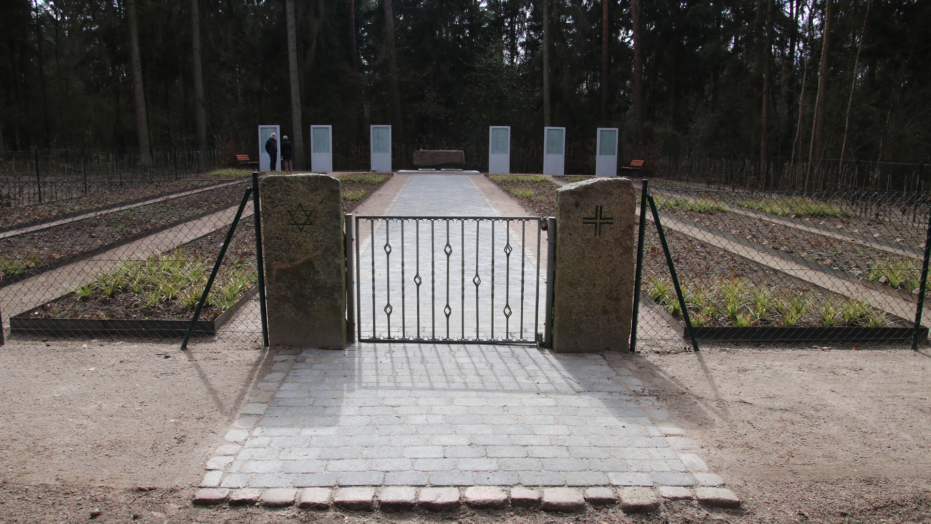 Ehrenfriedhof am Lüneburger Stadtrand. © NDR Foto: Lars Gröning