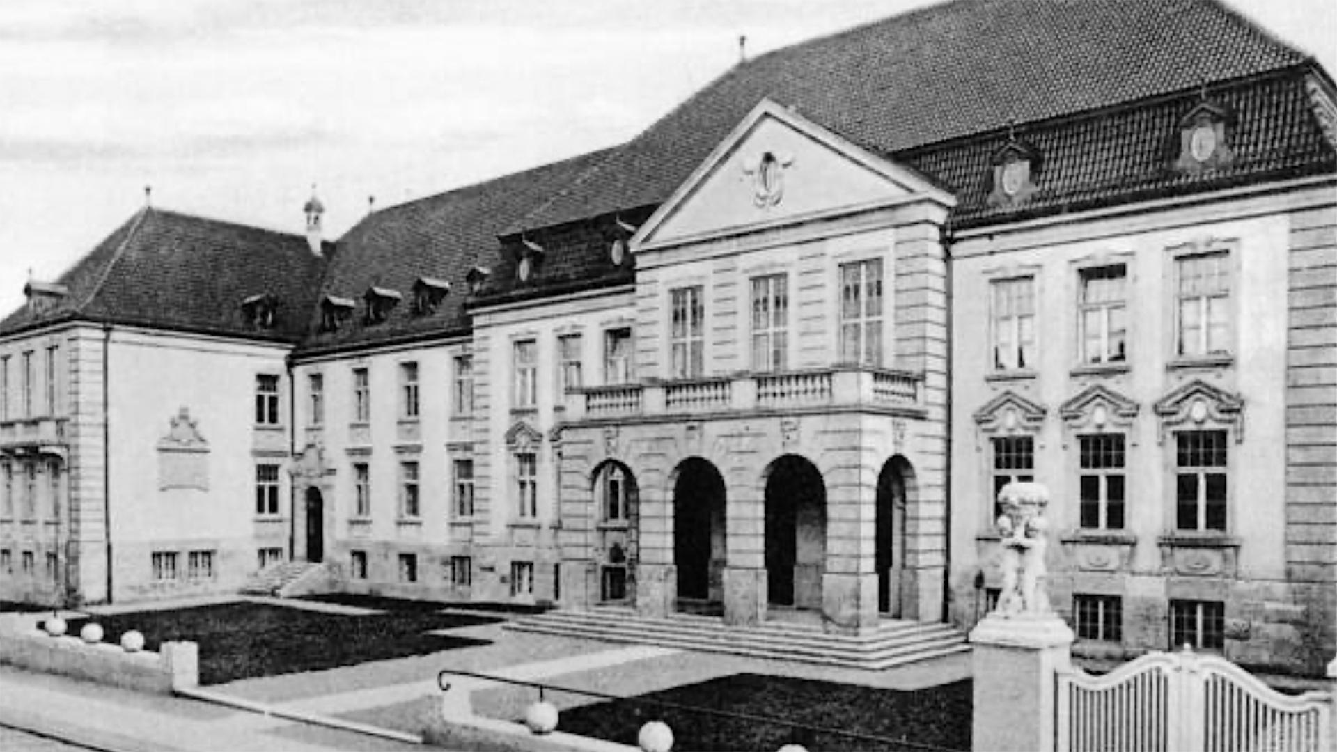 Eine historische Aufnahme des Landratsamts Eutin, eine zeitgenössische Postkarte © Lehrsammlung der Marineschule Mürwik Foto: unbekannt
