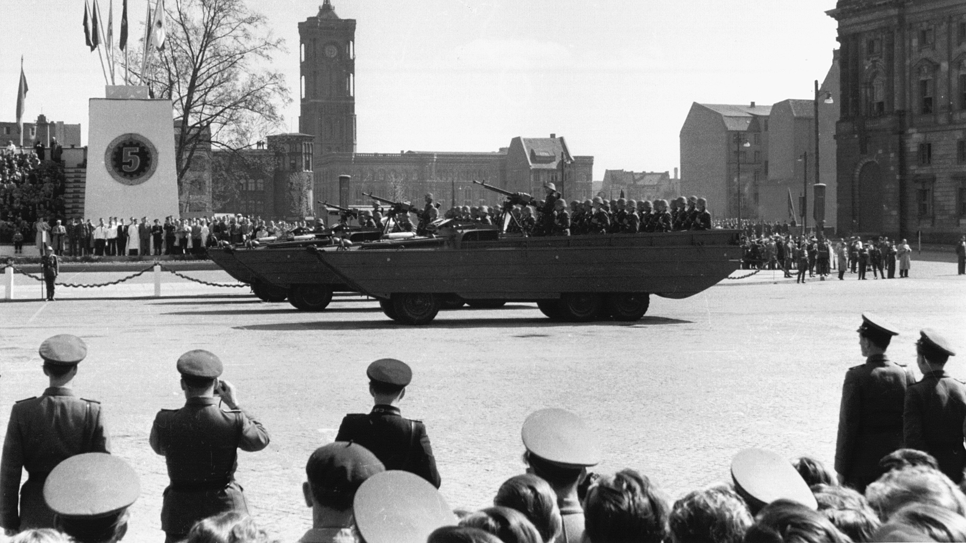Panzer der NVA bei der Maiparade in Ostberlin 1957 © picture-alliance / akg-images Foto: akg-images / Gert Schuetz