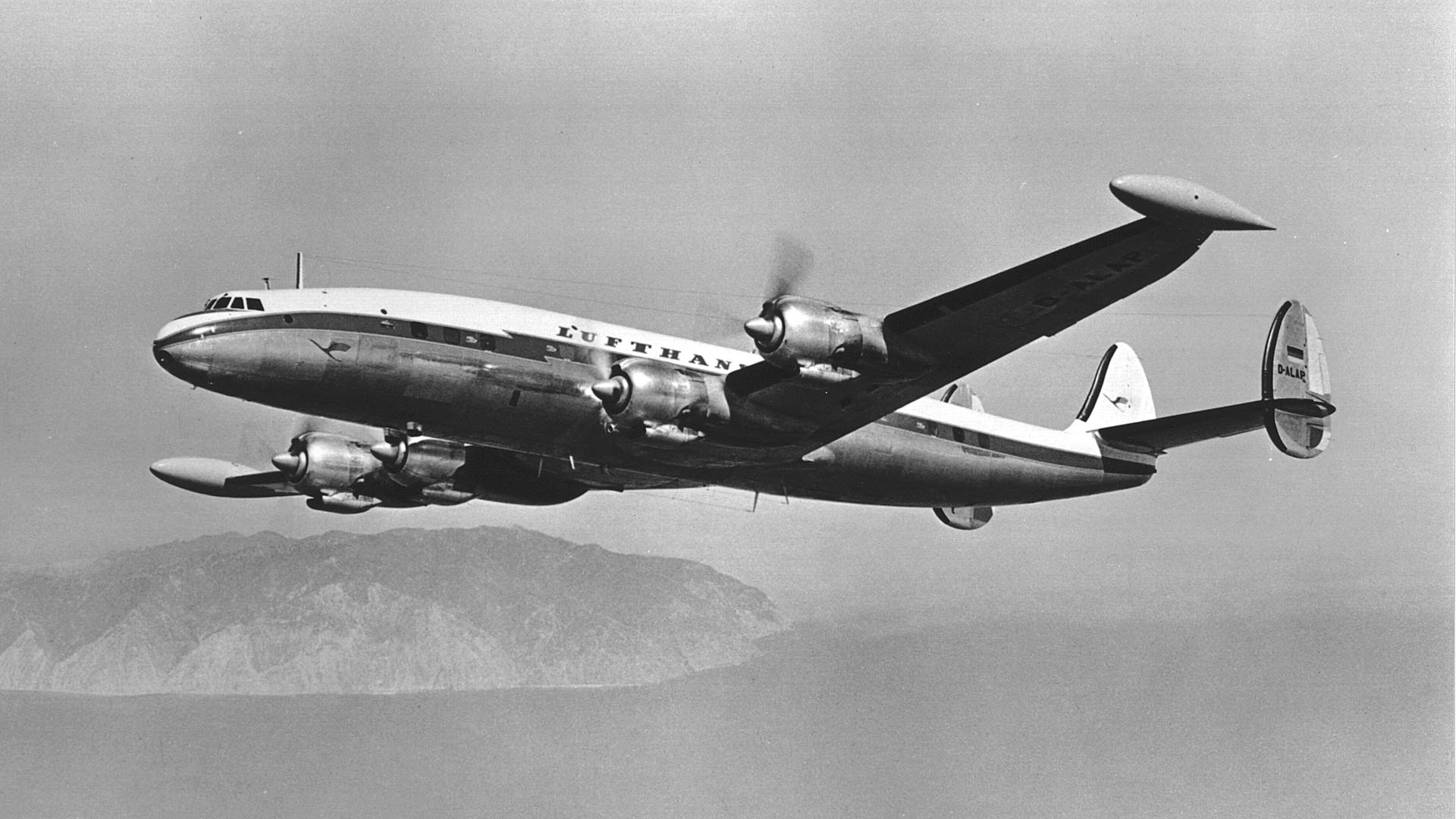 Eine Lockheed L1049 G "Super Constellation" in der Luft. Am 8.6.1955 eröffnete die Lufthansa mit einer Maschine dieses Typs ihren interkontinentalen Linienflugverkehr. Der erste planmäßige Flug führte von Hamburg über Düsseldorf und Shannon (Irland) nach New York. © picture-alliance / dpa 