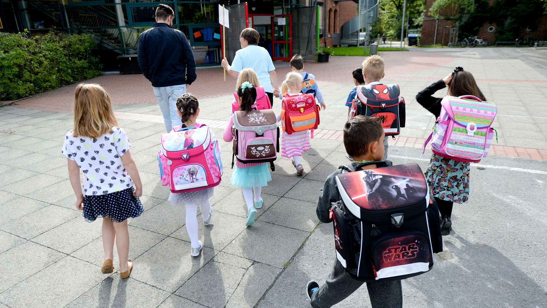 Erstklässler gehen zum ersten Mal zur Grundschule. © picture alliance / dpa Foto: Peter Steffen