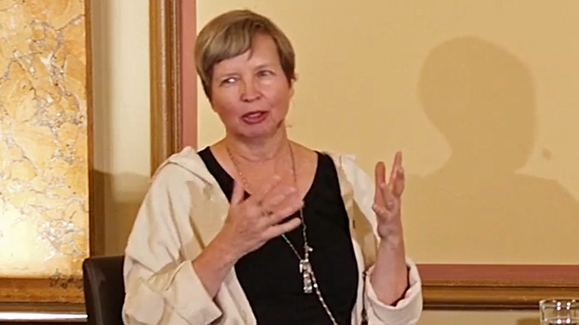 Die Schriftstellerin Jenny Erpenbeck schaut nach vorn und lächelt Die Schriftstellerin Jenny Erpenbeck schaut nach vorn und lächelt © Literaturhaus Hamburg