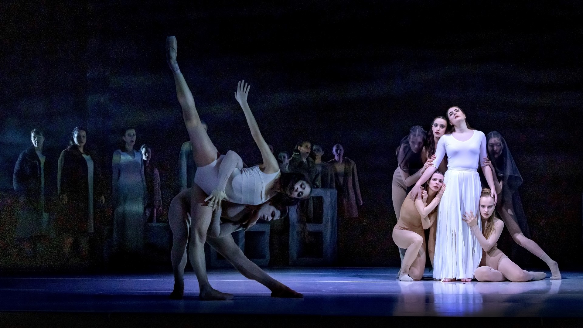 Balletttänzerinnen und Balletttänzer auf einer fast leeren Bühne. © Mecklenburgisches Staatstheater Foto: Silke Winkler