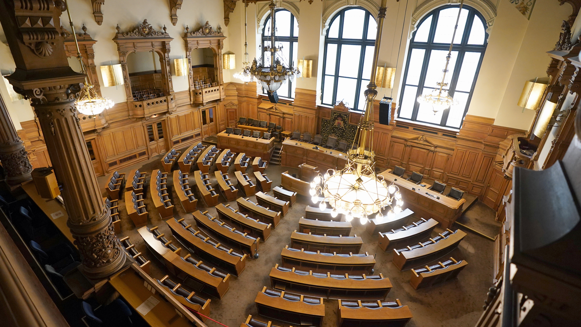 Blick von der Besuchertribüne in den Plenarsaal des Hamburger Rathauses. © picture alliance / dpa Foto: Marcus Brandt