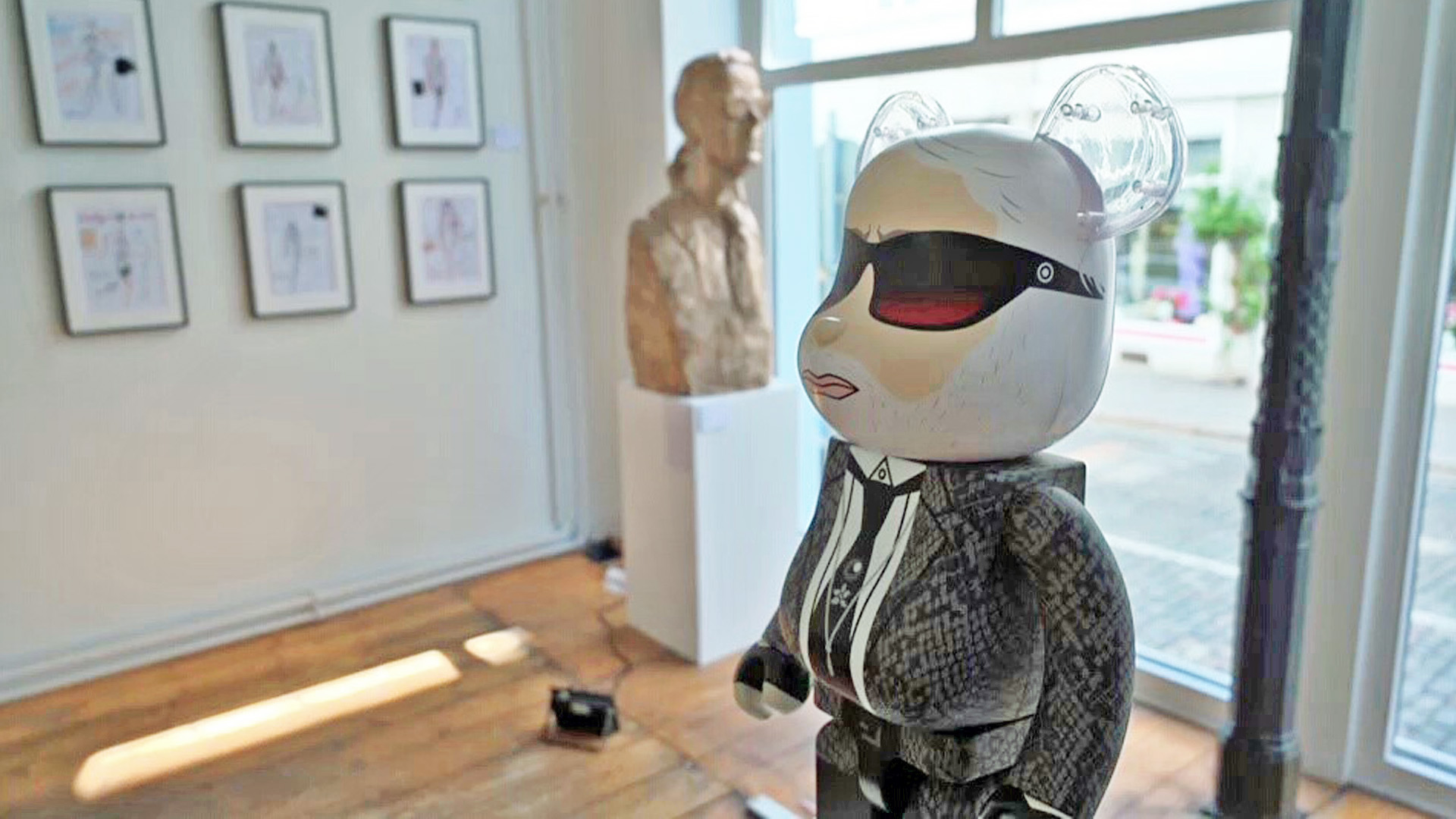 Ein Ausstellungraum mit Bildern und Skulpturen. Ganz vorne steht eine Figur, die Ähnlichkeit mit Karl Lagerfeld hat. © NDR 