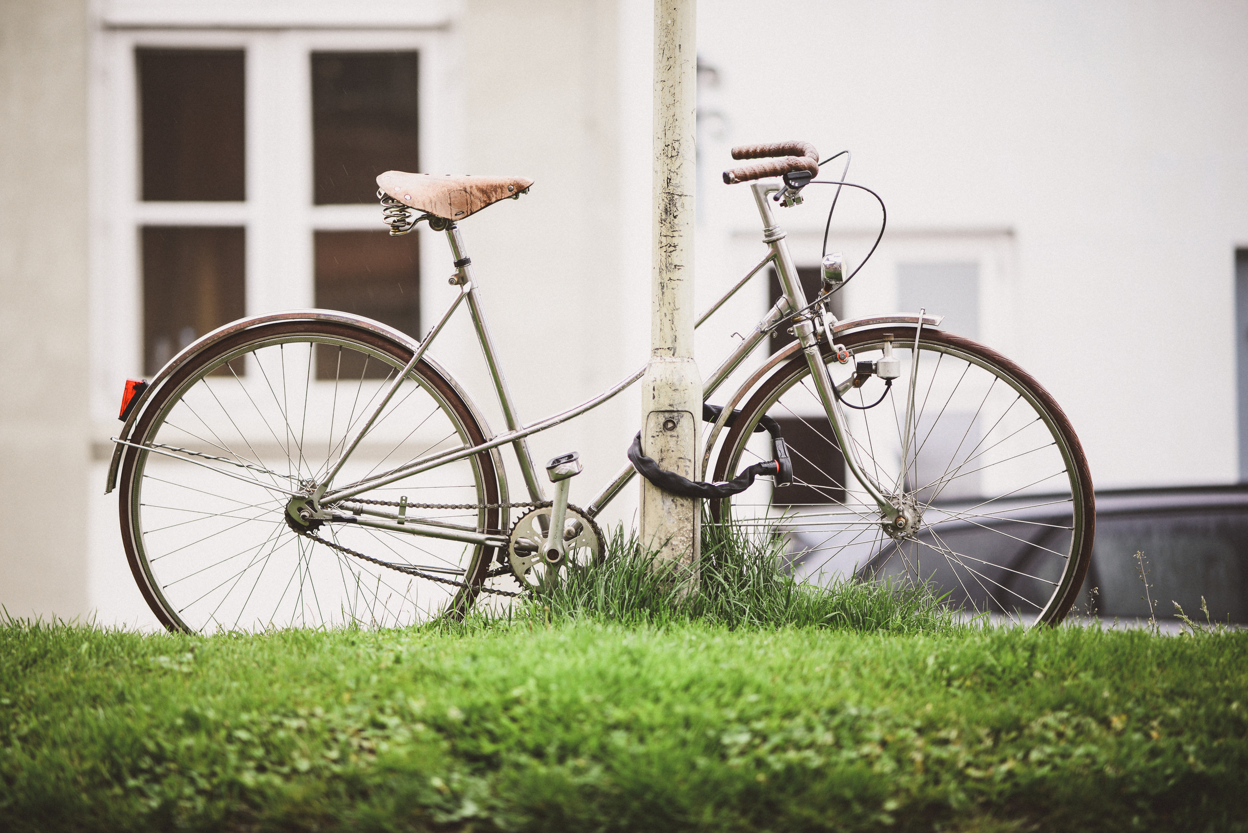 Ein altes Fahrrad ist mit einem Schloss angeschlossen. © David-W- / photocase.de Foto: David-W- / photocase.de