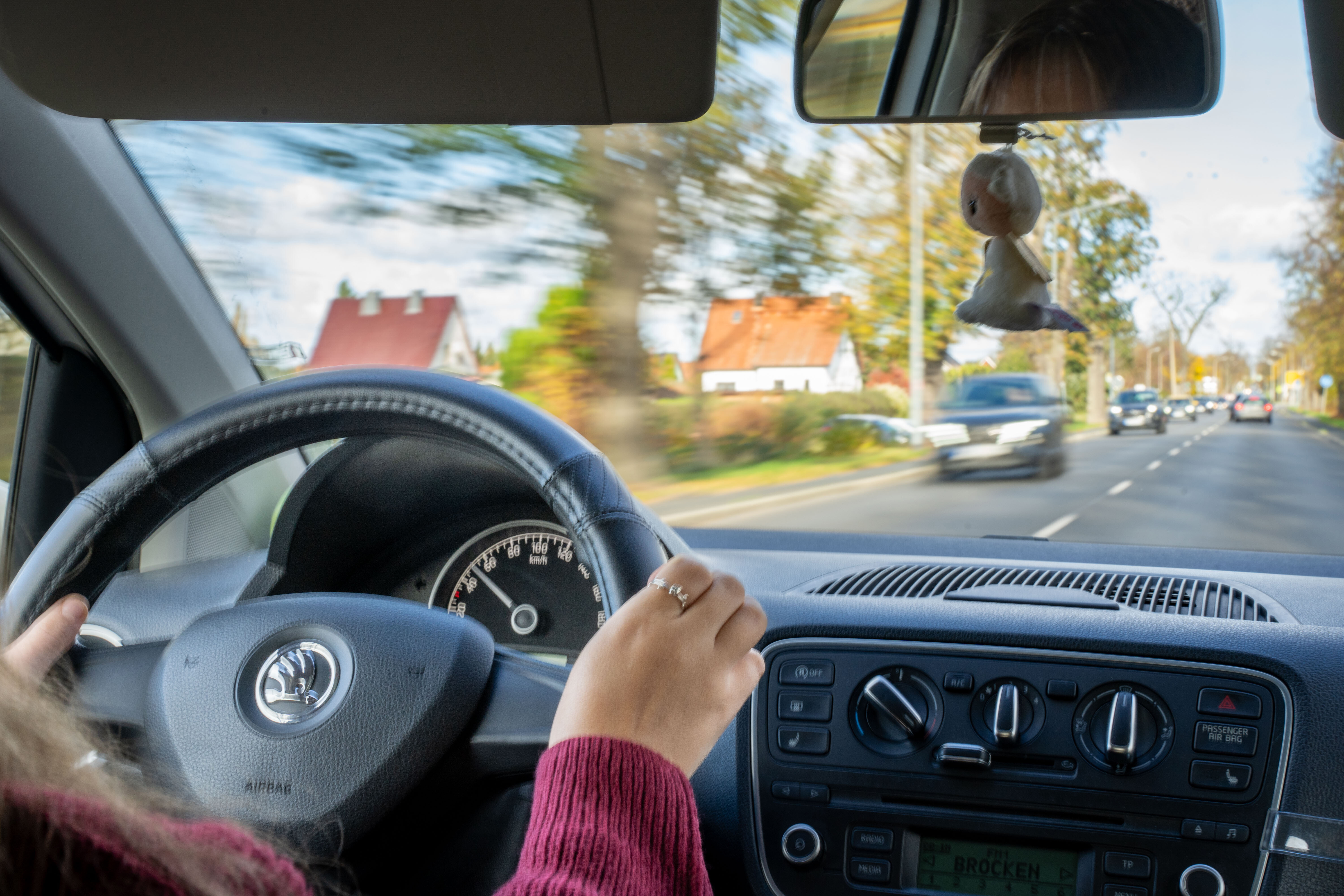 Themenbild - Junge Fahranfaengerin sitzt hinter dem Steuer eines Autos, 02.11.2024 Eine junge Frau blickt aufmerksam auf die Straße und haelt die Haende am Lenkrad vom Skoda. Alkohol ist neben der Probezeit auch bis zum 21. Lebensjahr verboten. © picture alliance / Eibner-Pressefoto | Eibner-Pressefoto/Jonas Lohrmann Foto: Jonas Lohrmann