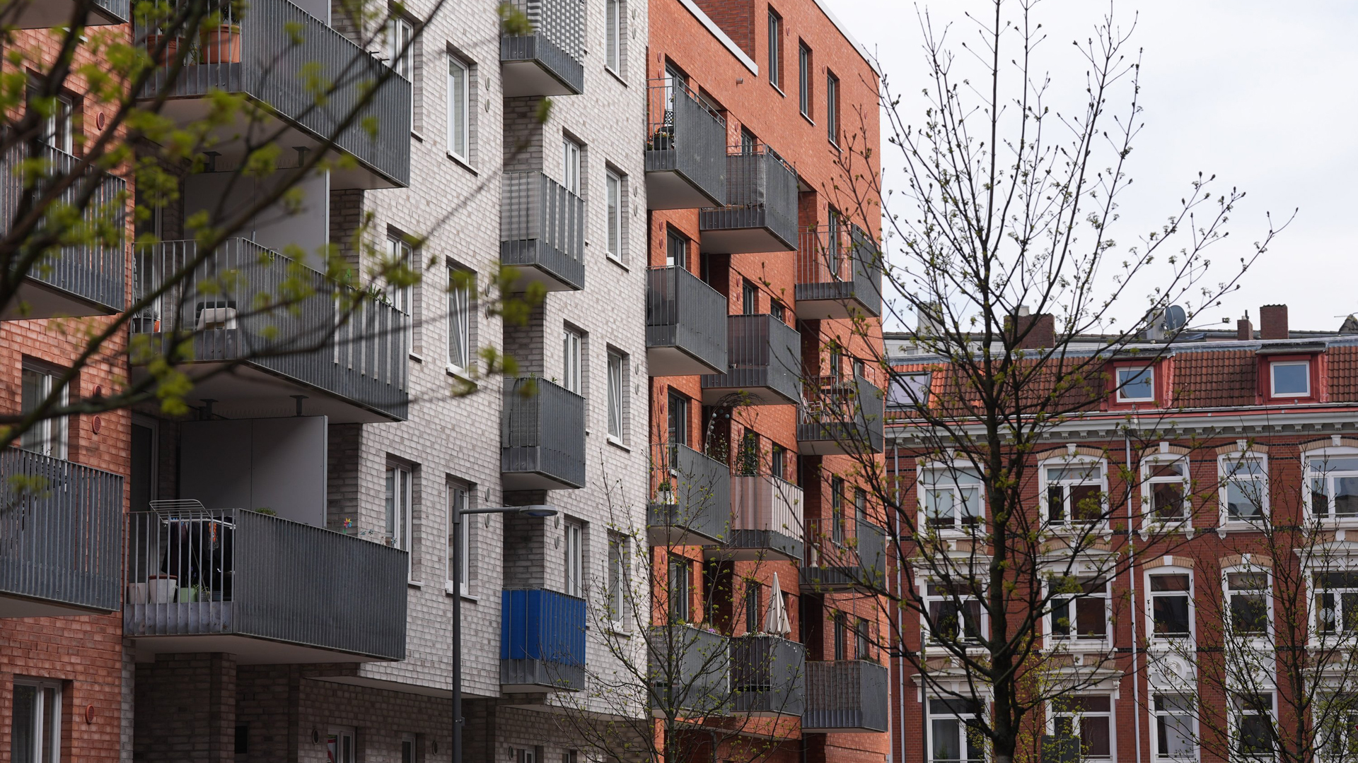 Blick auf Balkone von Wohnhäusern in der Mitte Altona. © Marcus Brandt/dpa 
