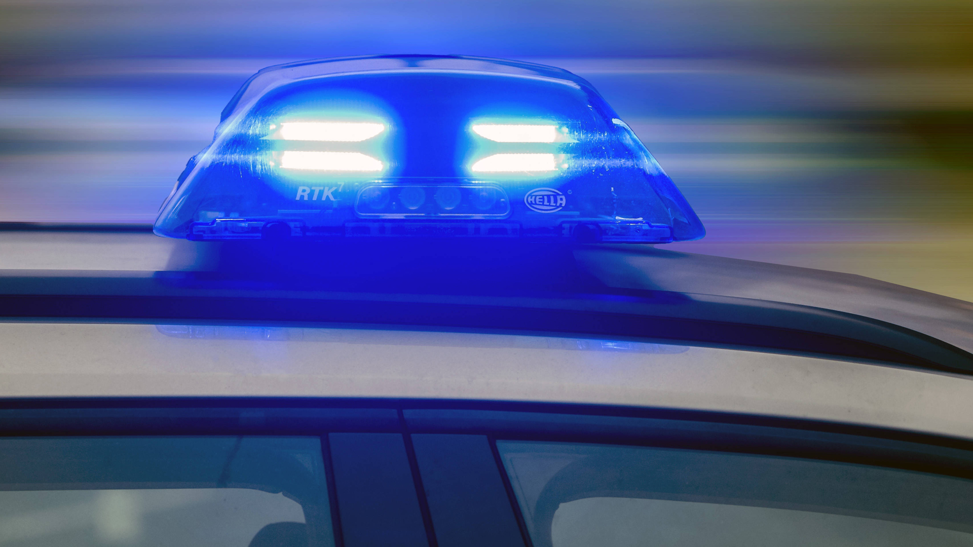 Ein Blaulicht leuchtet auf einem Polizeifahrzeug. (Symbolfoto) Ein Blaulicht leuchtet auf einem Polizeifahrzeug. (Symbolfoto) © IMAGO / teamwork