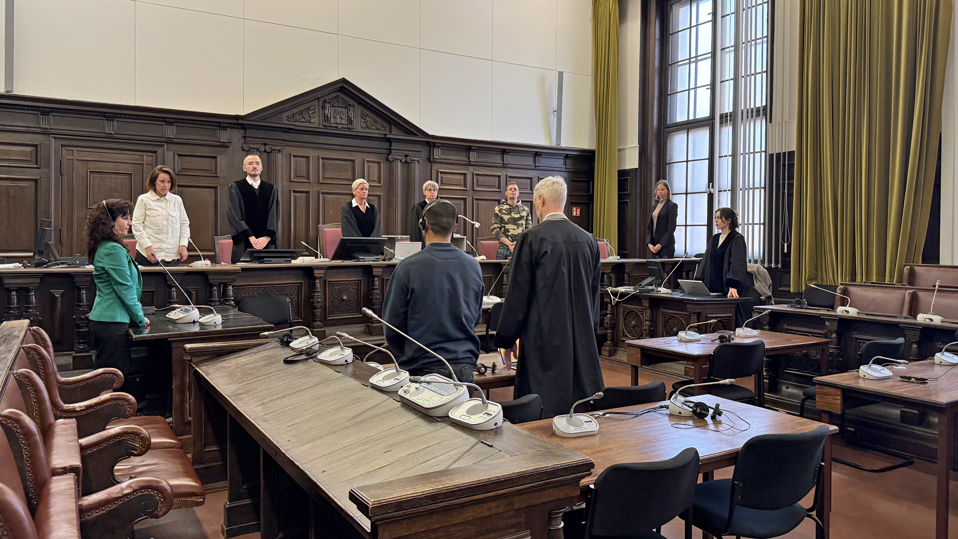 Ein wegen Totschlags angeklagter Mann steht in einem Saal des Hamburger Landgerichts. © NDR Foto: Elke Spanner