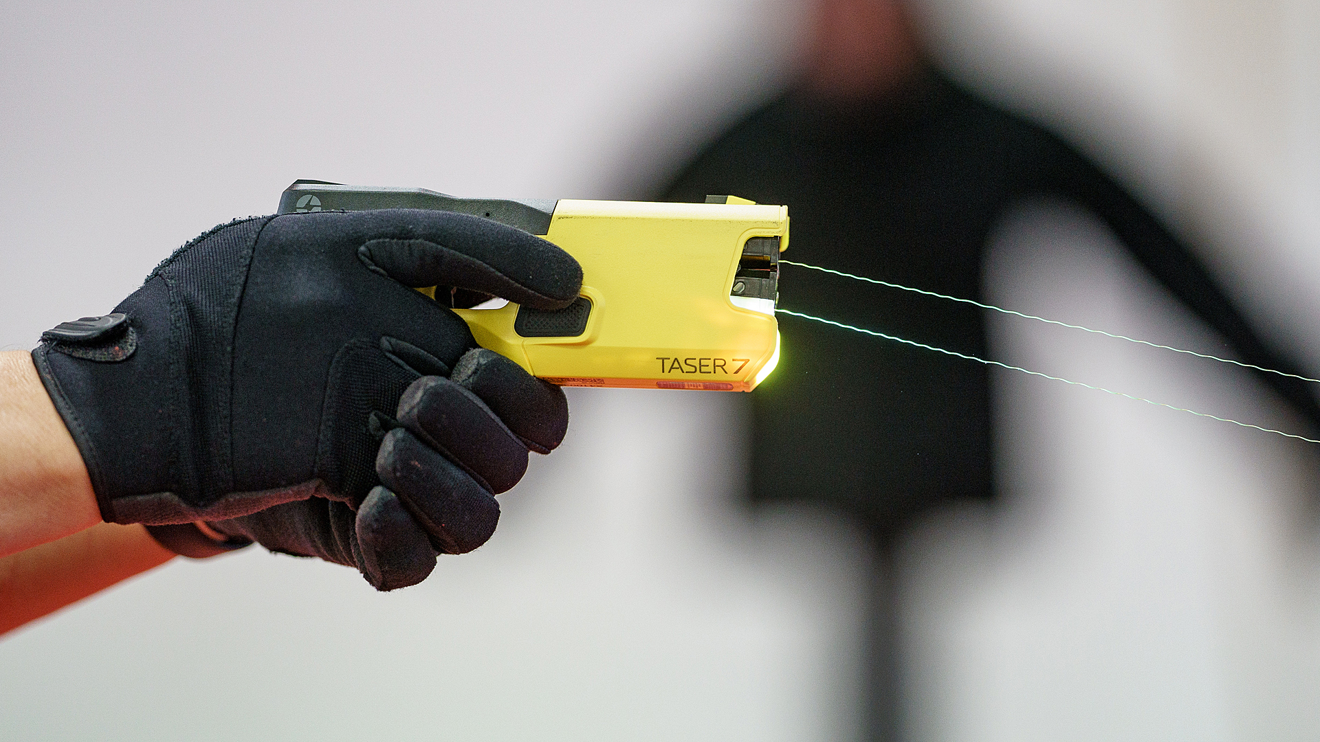 Beamte der Landespolizei in Schleswig-Holstein demonstrieren den Einsatz eines "Taser 7". © picture alliance/dpa Foto: Axel Heimken