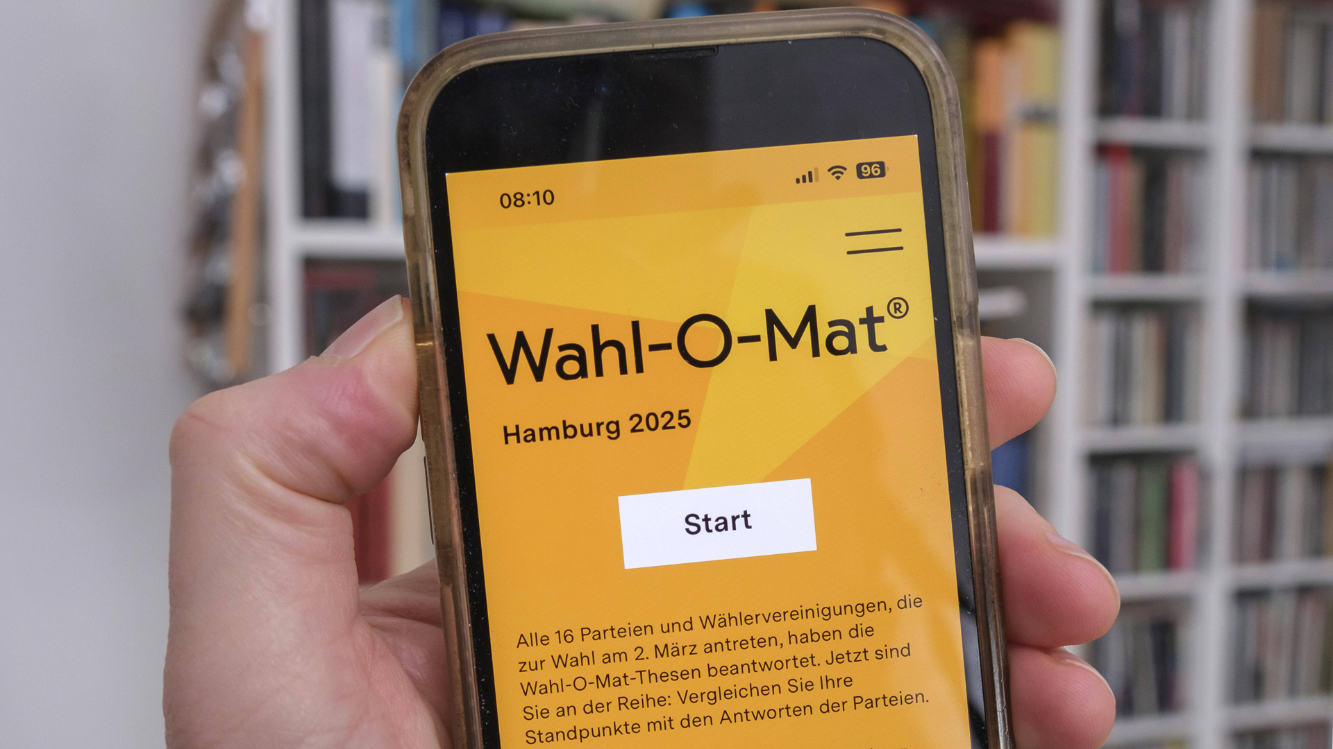 Der Wahl-O-Mat zur Bürgerschaftswahl 2025 in Hamburg ist auf einem Smartphone geöffnet. © IMAGO / Guido Schiefer 