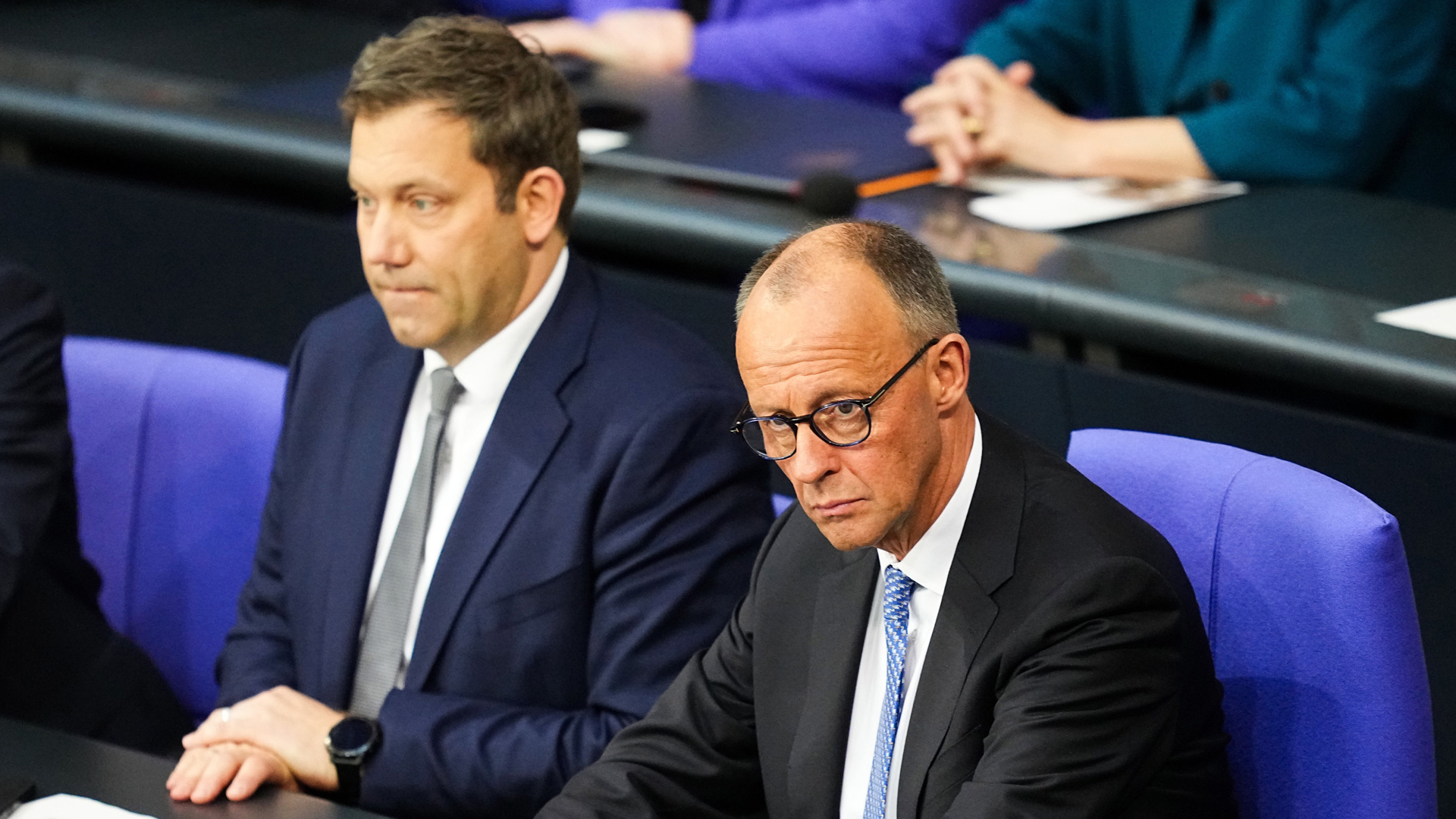 Bundeskanzler Friedrich Merz (r, CDU) und Lars Klingbeil (SPD), Bundesminister der Finanzen und Vizekanzler, sitzen auf der Regierungsbank im Deutschen Bundestag in Berlin. © dpa Foto: Michael Kappeler