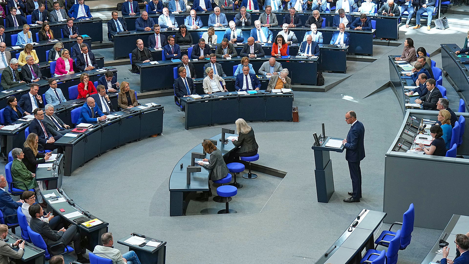Bundeskanzler Friedrich Merz (CDU) bei einer Rede im Bundestag. © dpa bildfunk Foto: Michael Kappeler