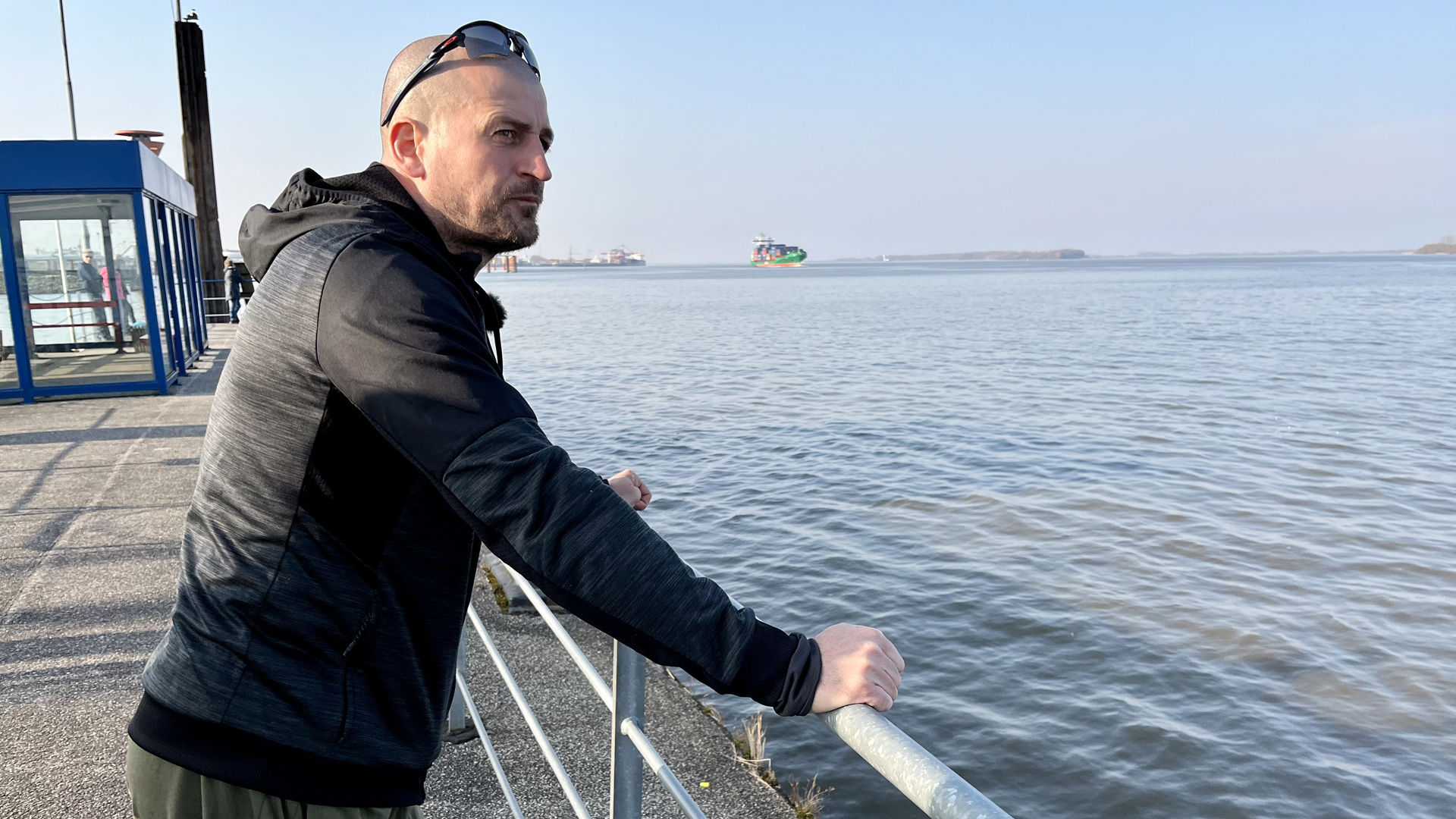 Robert Müller steht bei Stade am Elbufer und schaut aufs Wasser. © NDR Foto: Christoph Heinzle