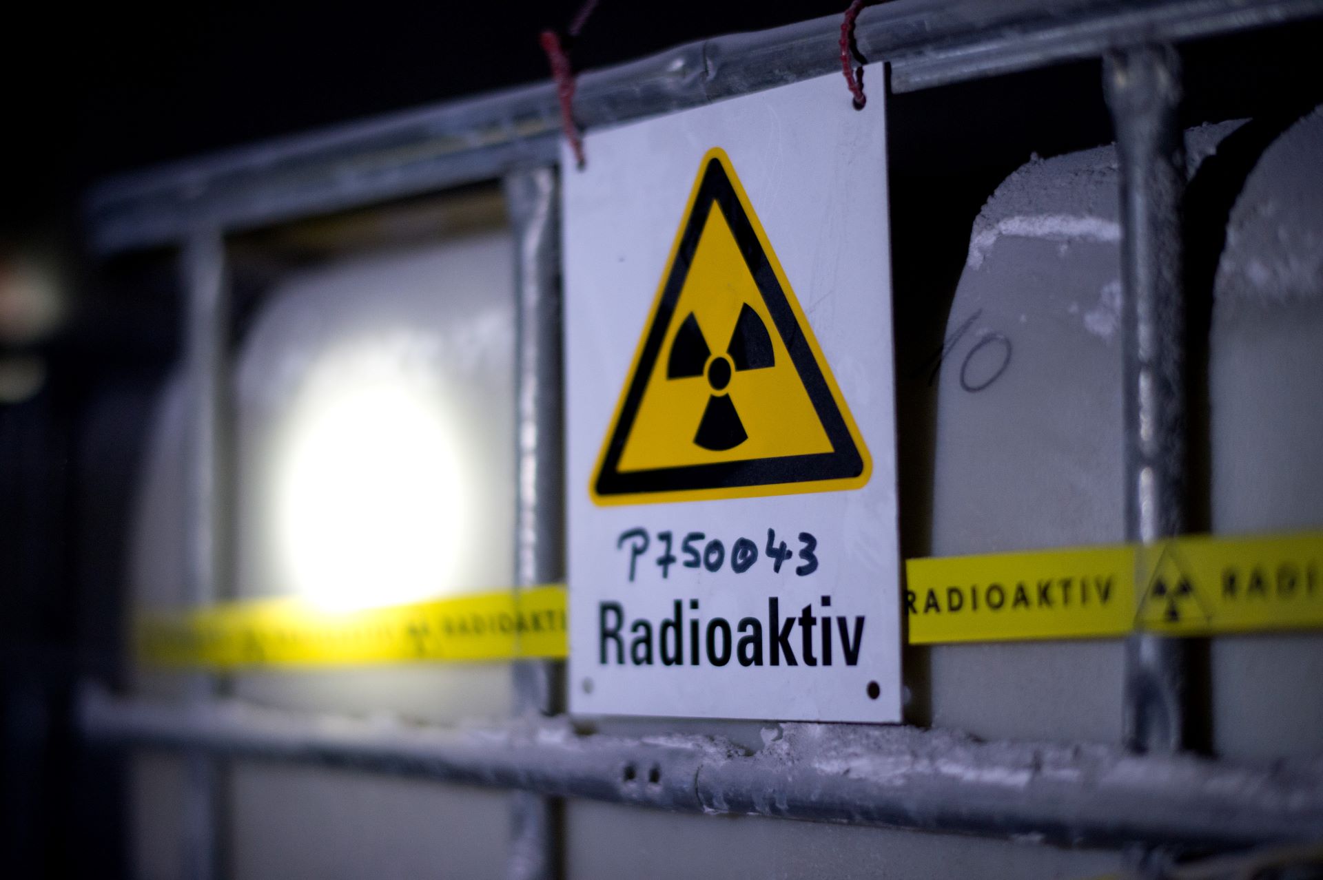 Ein Fass mit radioaktiv verseuchtem Wasser steht am 04.03.2014 in Remlingen (Niedersachsen) in einem Schacht des Atommüll-Lagers Asse. (Archivbild) © picture alliance / dpa | Jochen Lübke Foto: Jochen Lübke
