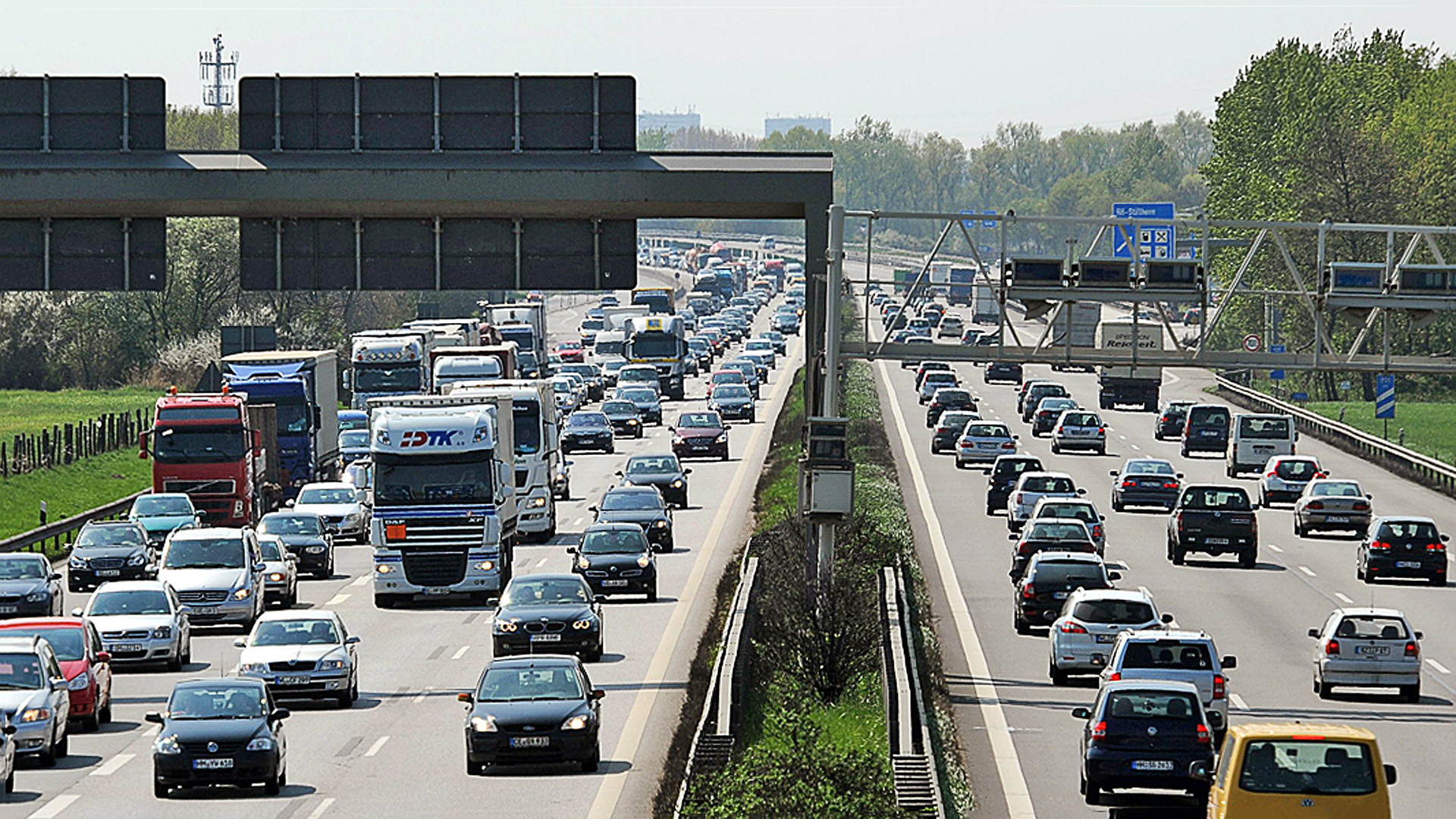 Stau auf der Autobahn © dpa Foto: Christian Charisius