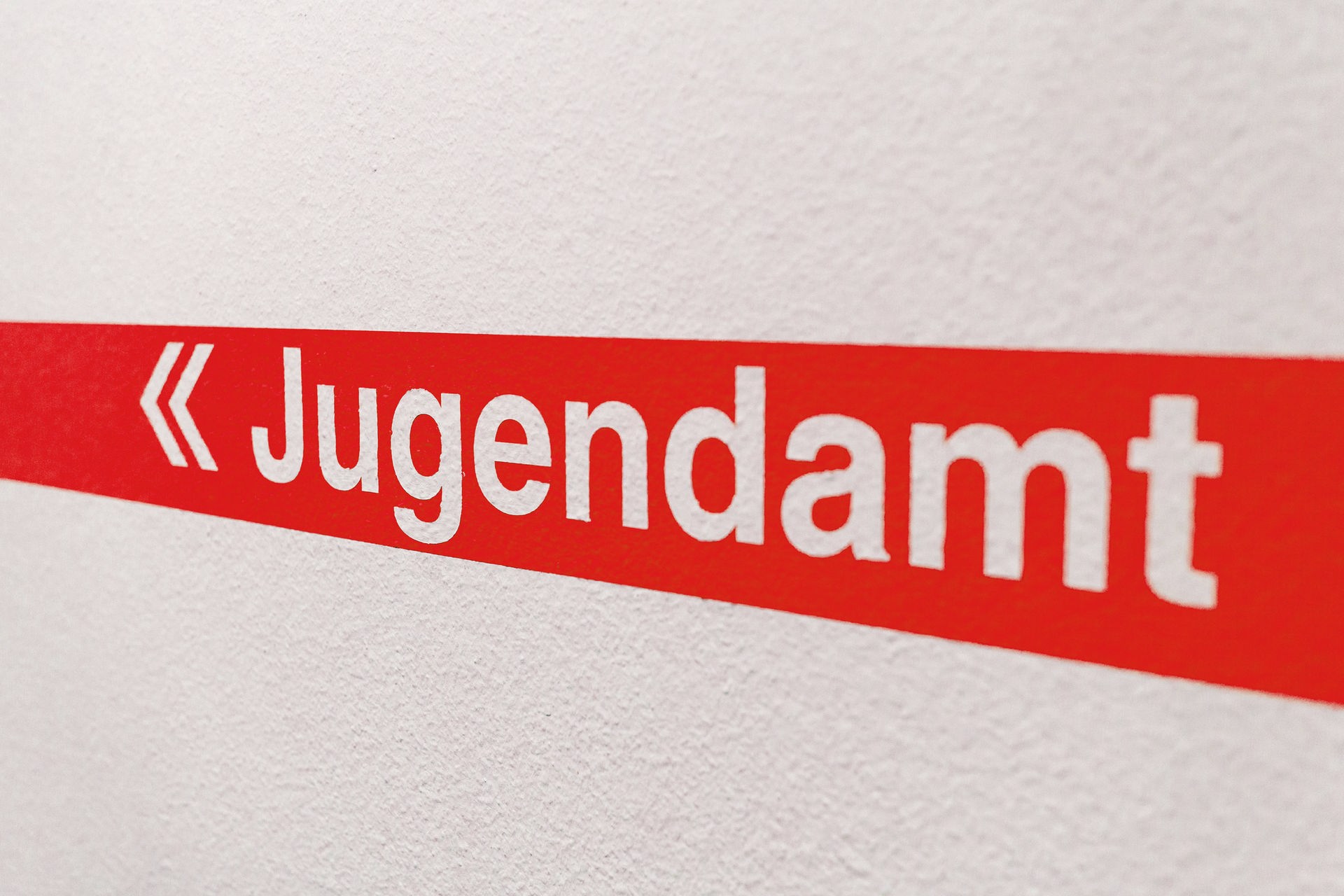 Themenbild: Ein Schild weist den Weg zum Jugendamt. Themenbild: Ein Schild weist den Weg zum Jugendamt. © NDR
