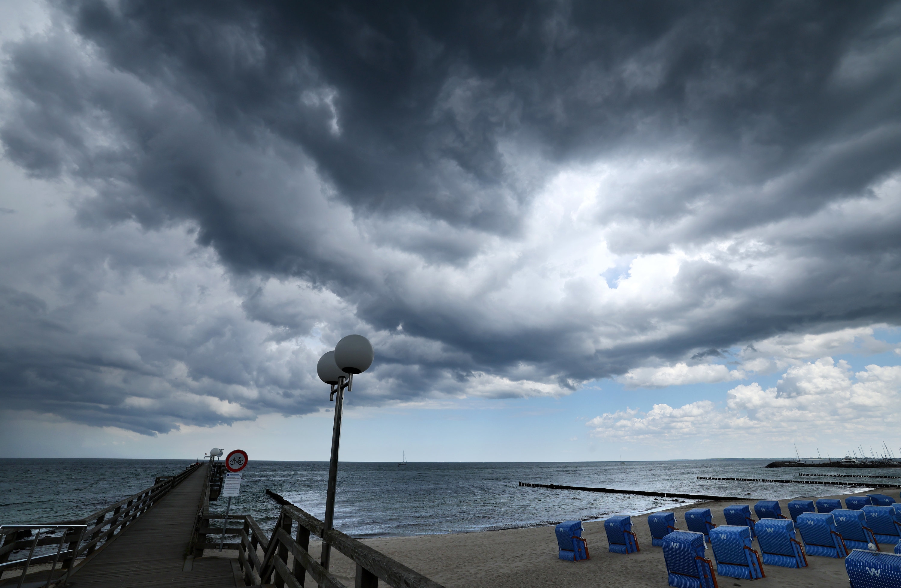 Dunkle Wolken über dem Strand des Ostseebades Kühlungsborn © dpa-Bildfunk Foto: Bernd Wüstneck/dpa