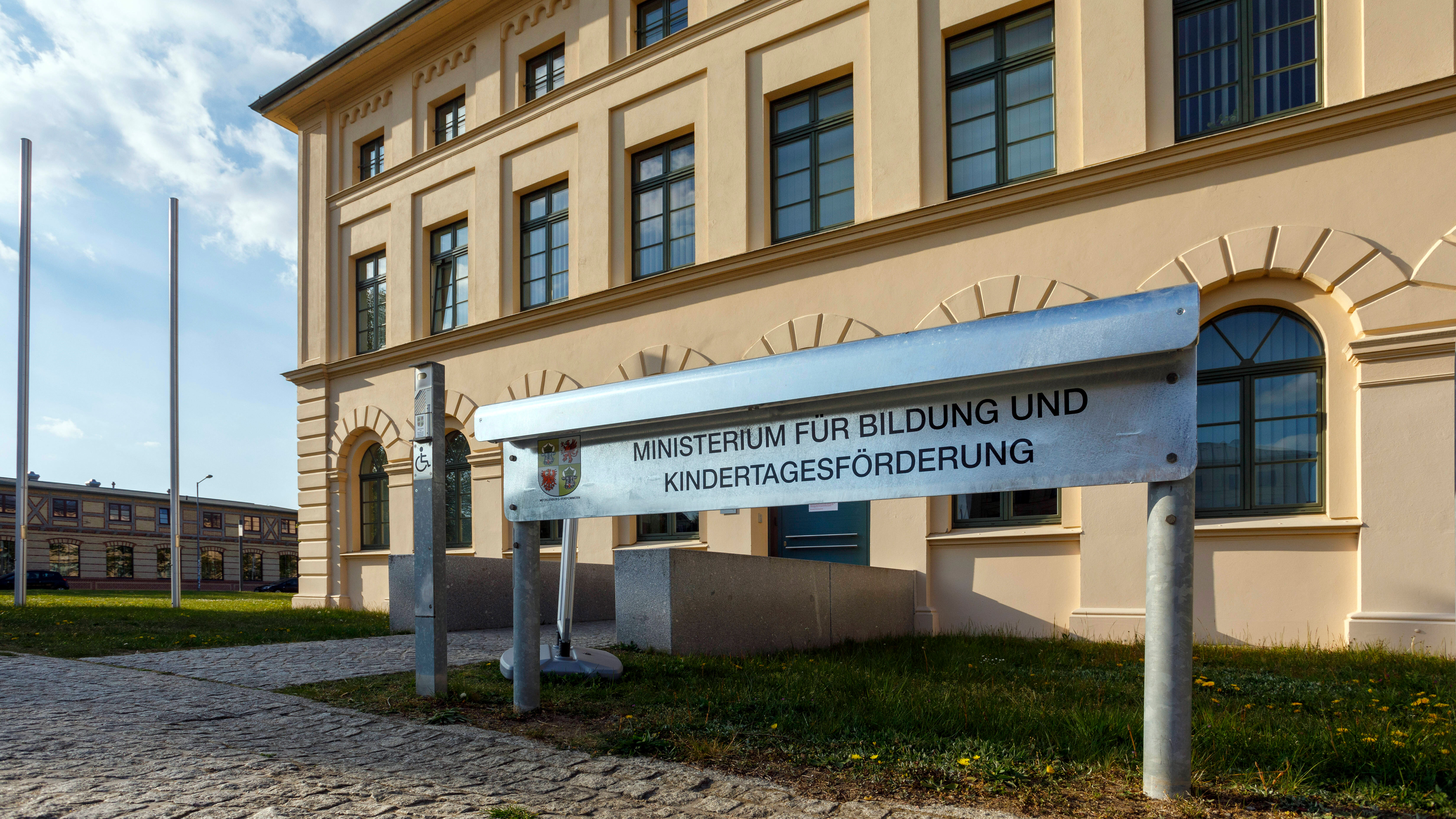 Der Eingang des Ministeriums für Bildung und Kindertagesförderung Mecklenburg-Vorpommerns im Schweriner Marstall. © IMAGO / Olaf Döring Foto: Olaf Döring
