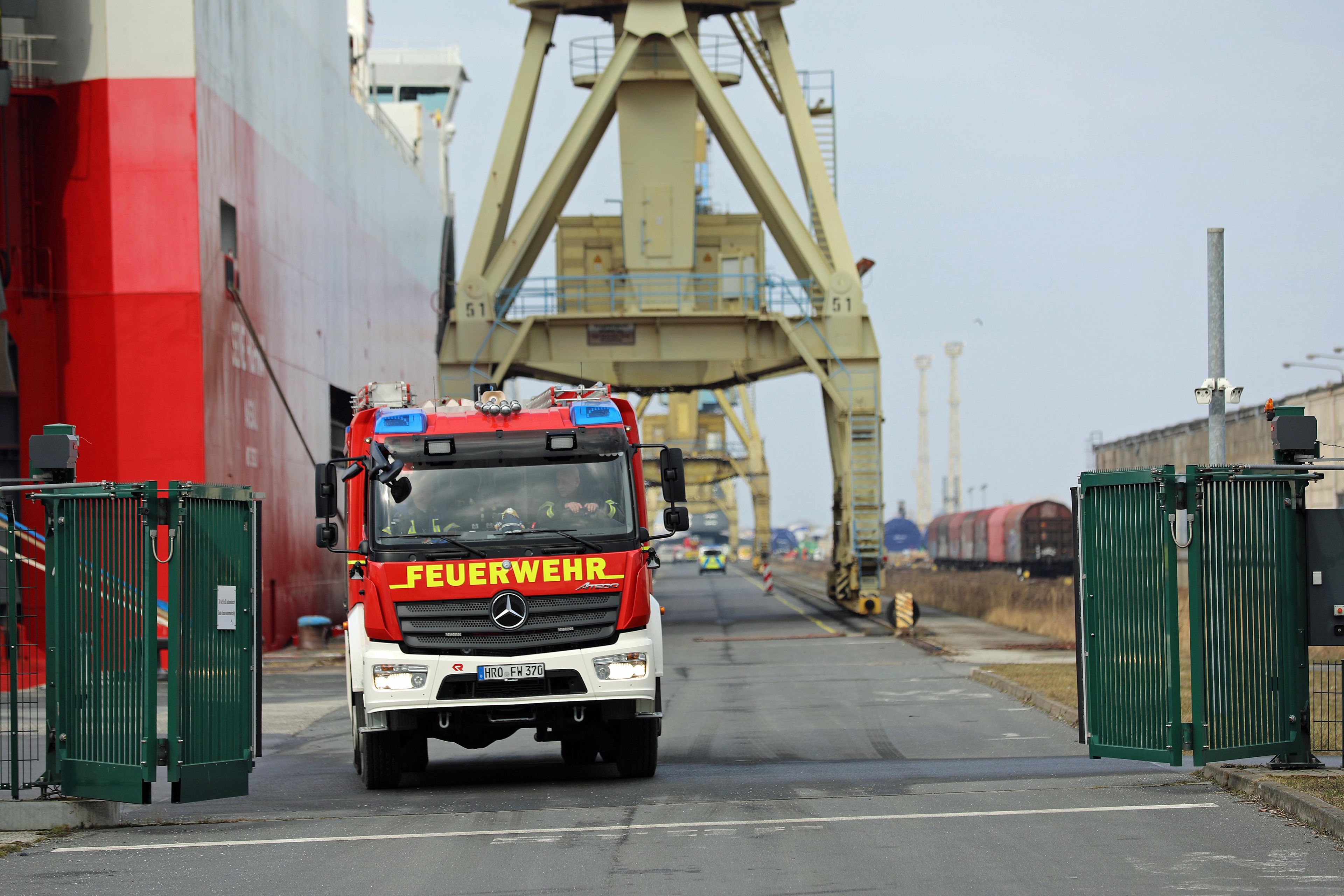 Ein Feuerwehrauto im Rostocker Überseehafen. © Stefan Tretropp Foto: Stefan Tretropp