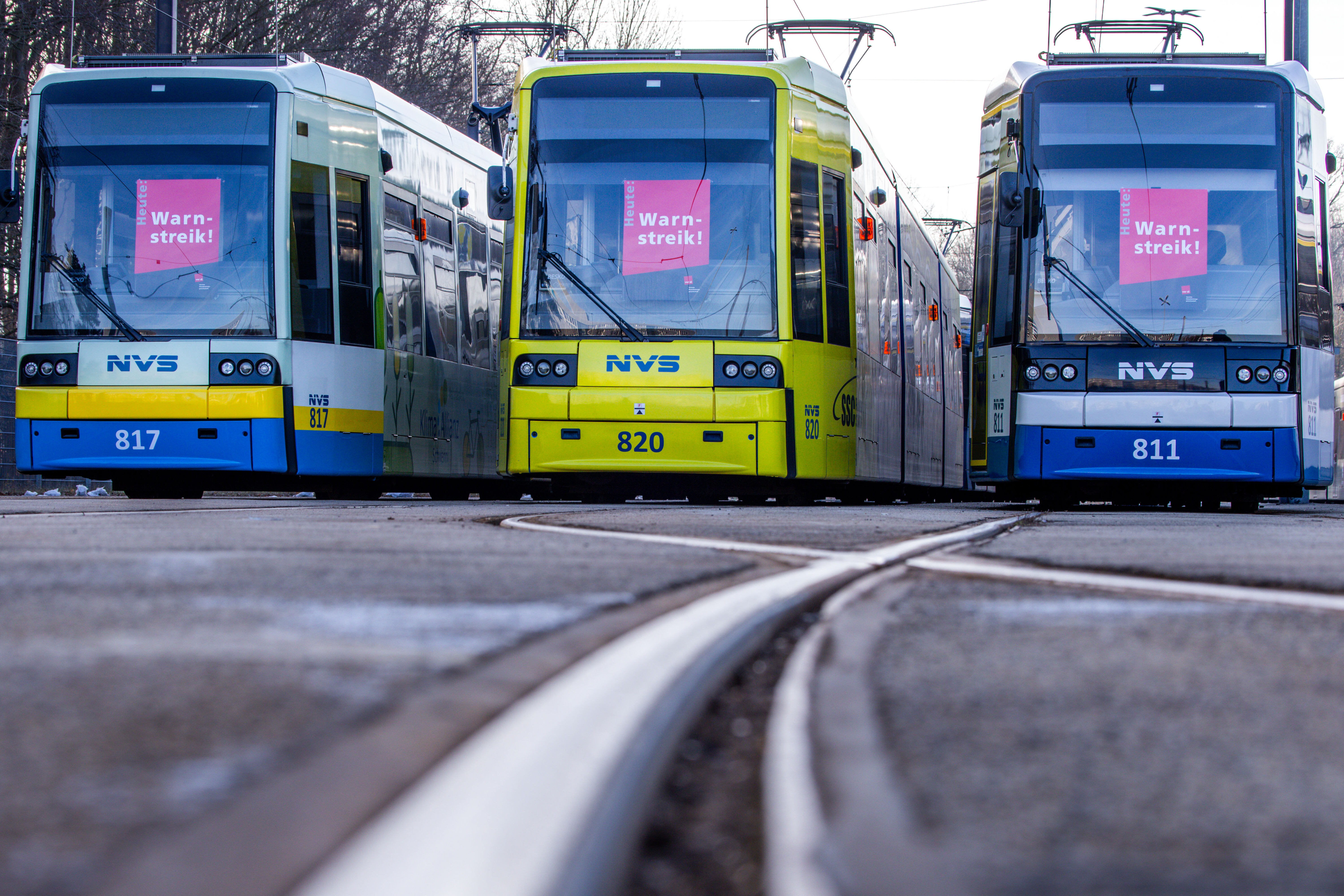 In den Frontscheiben von Straßenbahnen des Nahverkehr Schwerin hängen Plakate mit der Aufschrift «Warnstreik» während die Gewerkschaft Verdi im Straßenbahndepot zum Warnstreik aufgerufen hatte. © Jens Büttner 