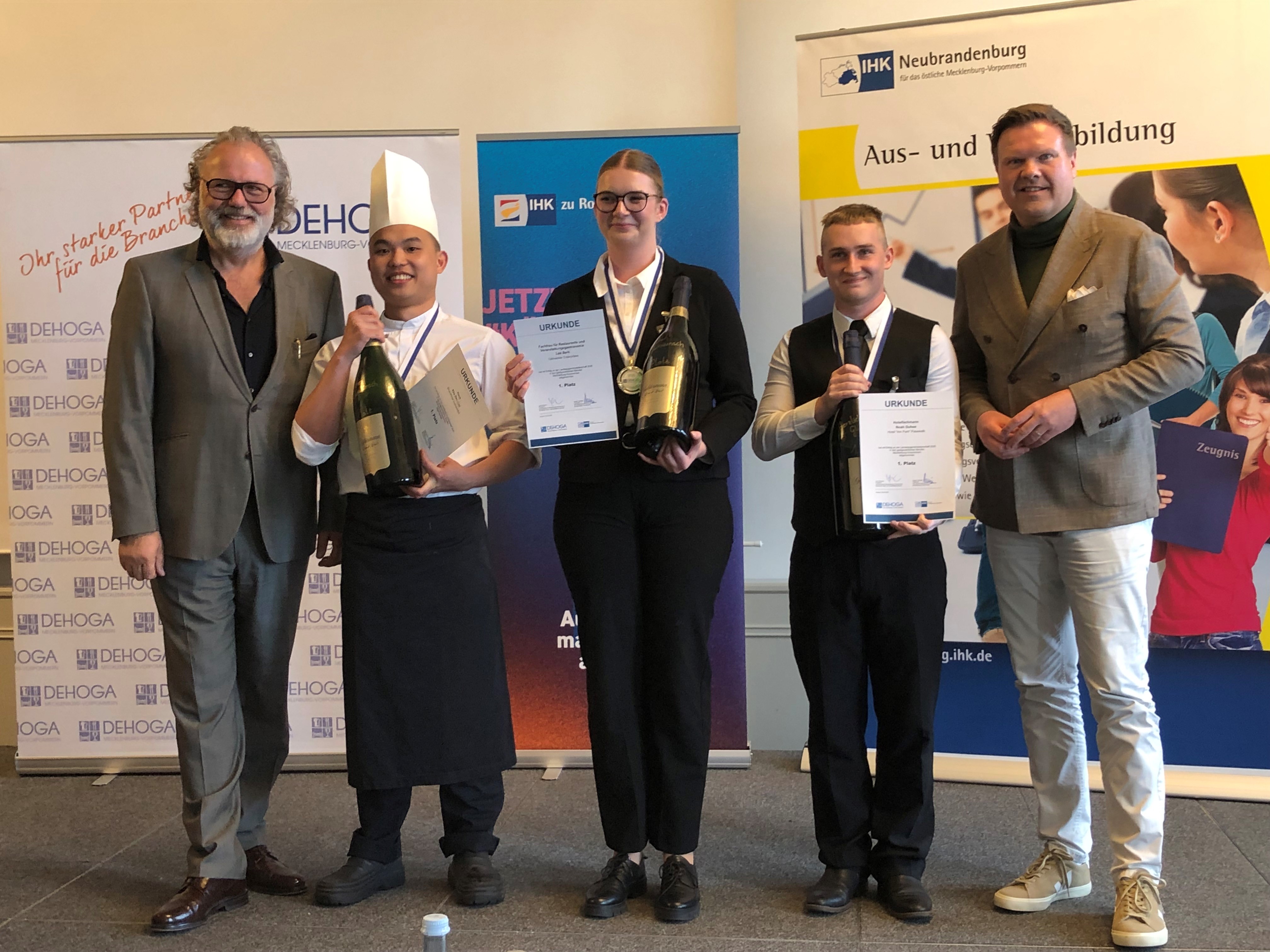 Lea Berk (Neubrandenburg, 3.v.l.) und Noah Duse (Pasewalk, 2.v.r.) gehören zu den Siegern der Landesjugendmeisterschaften Gastgewerbe der IHK. Lea Berk (Neubrandenburg, 3.v.l.) und Noah Duse (Pasewalk, 2.v.r.) gehören zu den Siegern der Landesjugendmeisterschaften Gastgewerbe der IHK. © IHK NB