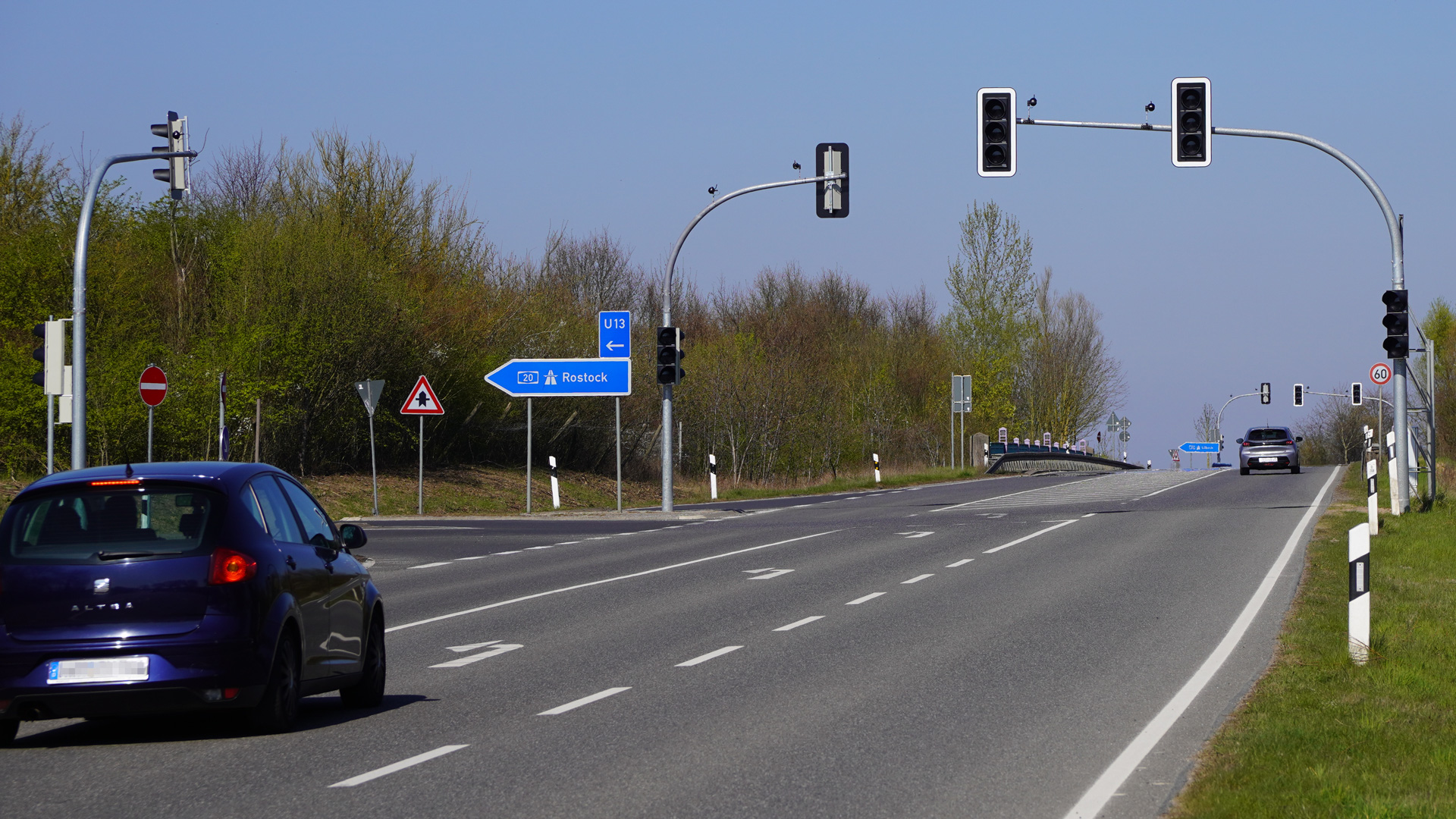 Ampelanlagen ohne Funktion. Die Auffahrt zur A20 Richtung nach Rostock ist ausgeschildert. Ampelanlagen ohne Funktion. Die Auffahrt zur A20 Richtung nach Rostock ist ausgeschildert. © NDR Foto: Christoph Woest