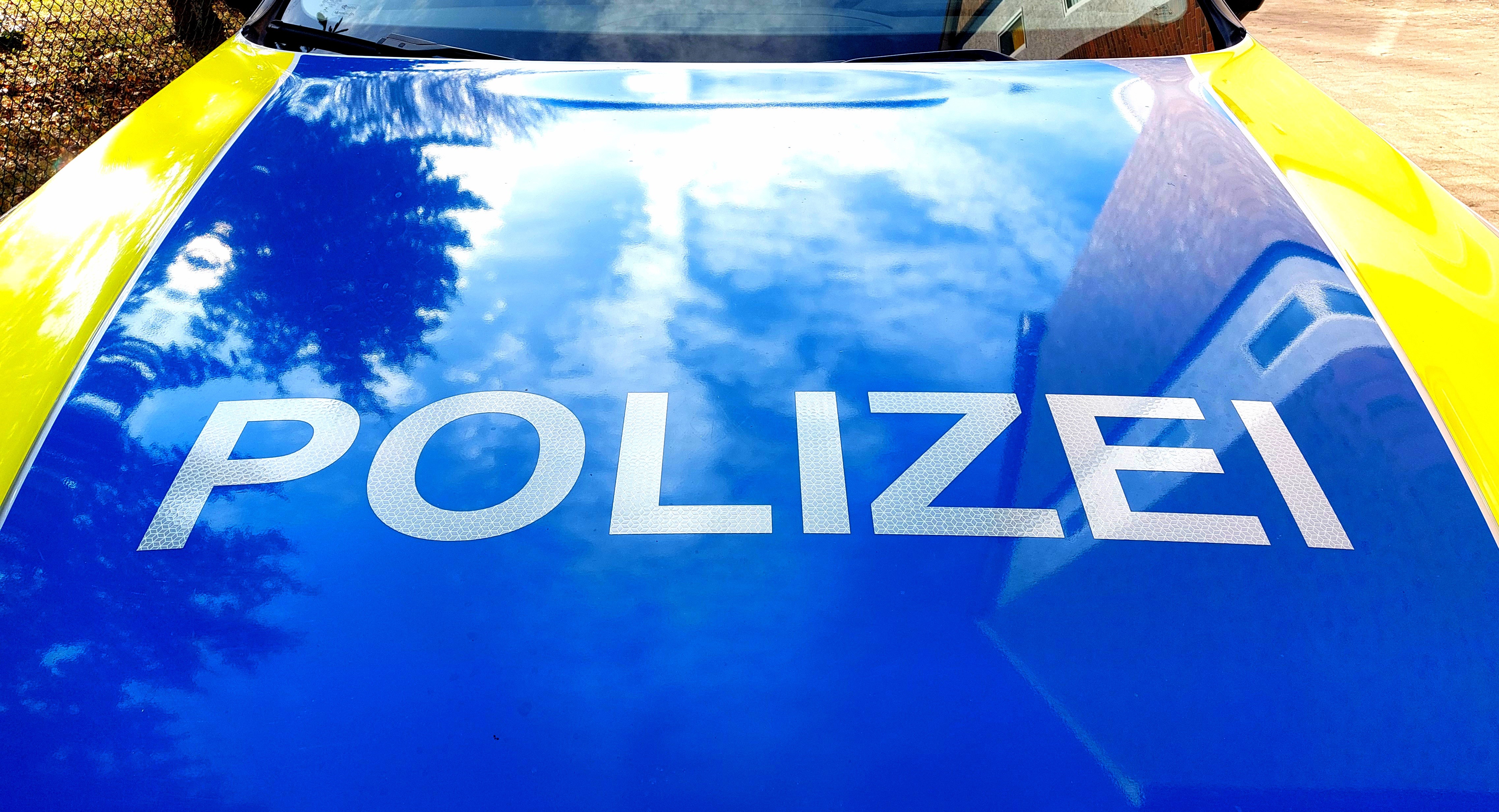 Die Motorhaube eines Polizeiautos mit Schriftzug. © NDR Foto: Stefan Thoms