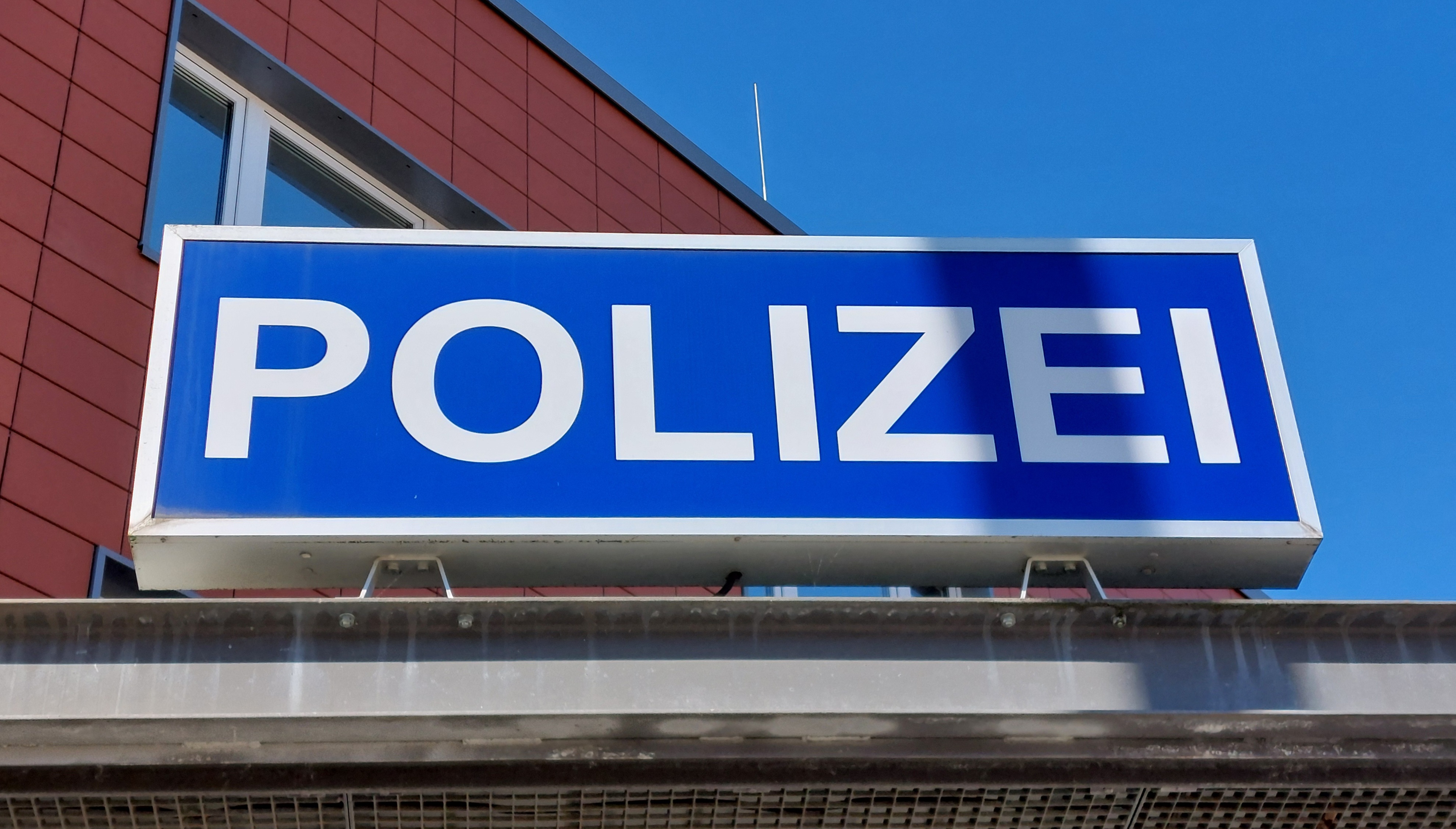 Ein Polizei-Schild auf einem Dienstgebäude in Neubrandneburg. © NDR Foto: Stefan Thoms