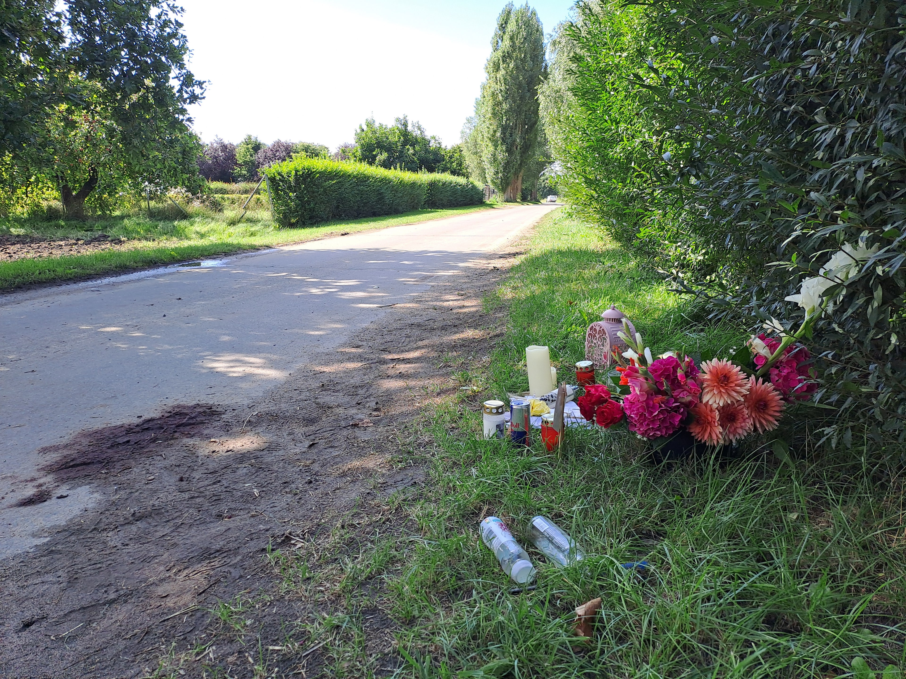 Trauerkerzen und Blumen liegen am Wegesrand. © NDR Foto: Martina Rathke