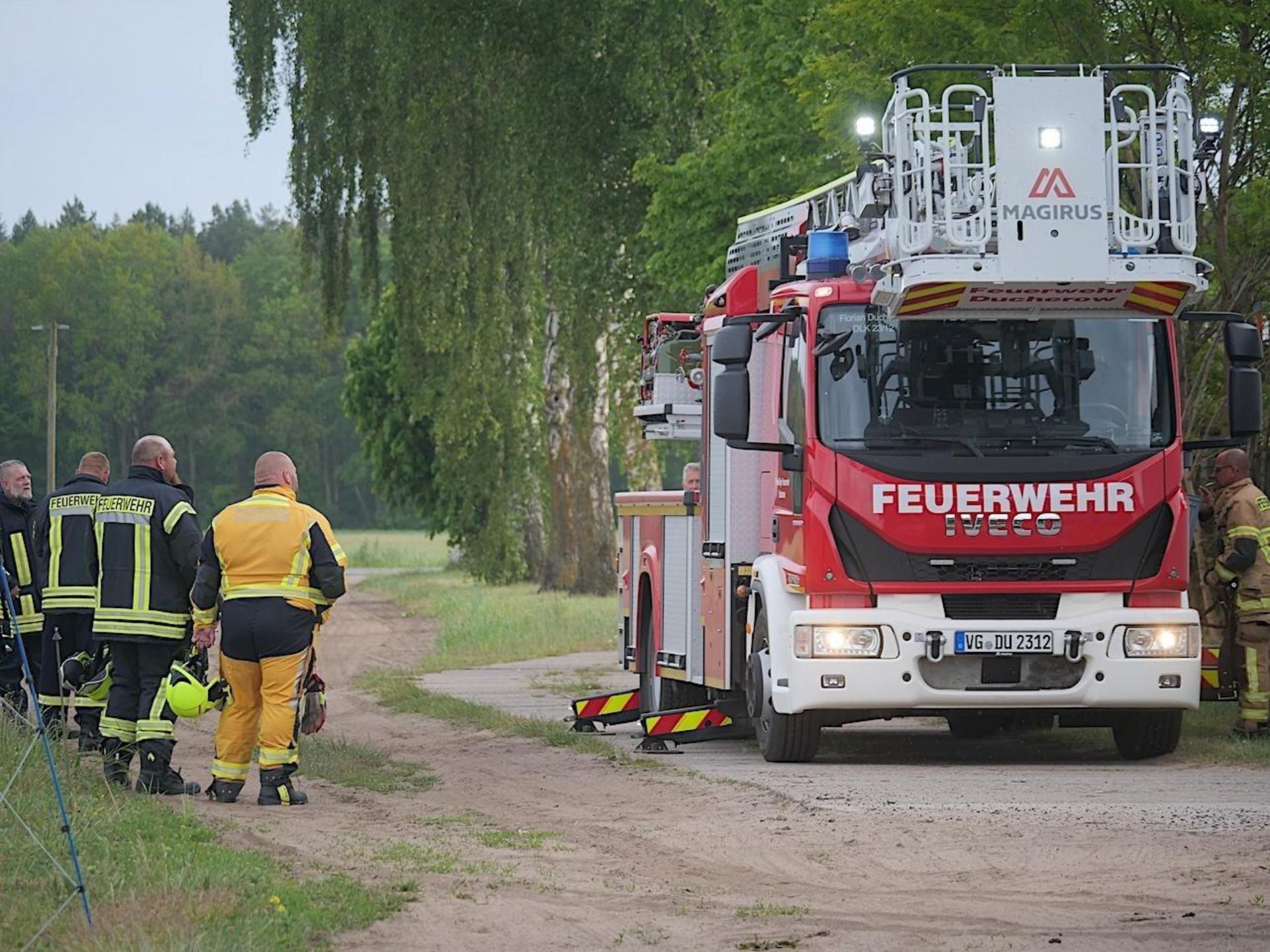 Auf einem Feldweg steht eine Feuerwehr, daneben sind Feuerwehrmänner zu sehen. © G. Hoffmann 