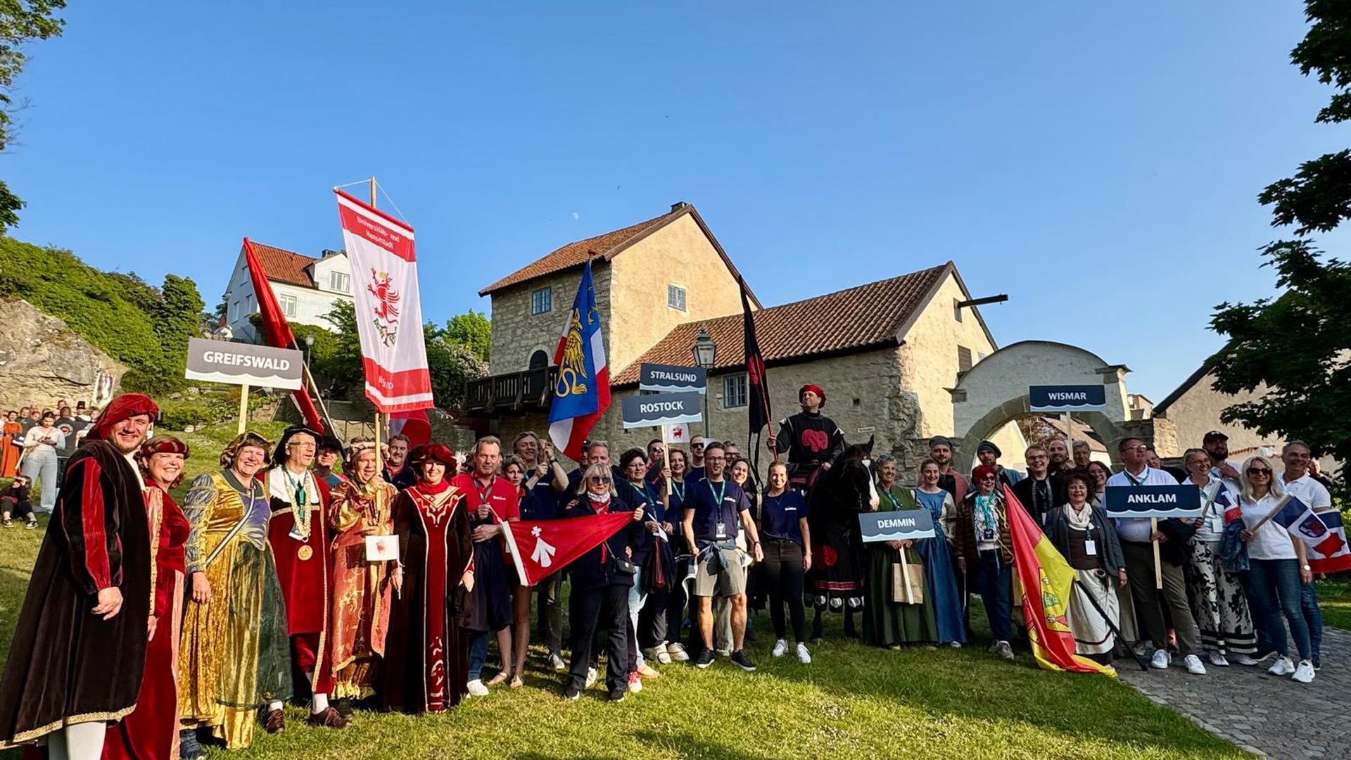 Vertreter aus Vorpommern stehen im schwedischen Visby wegen der internationeln Hansetage als Gruppe verkleidet. © Stadt Greifswald 